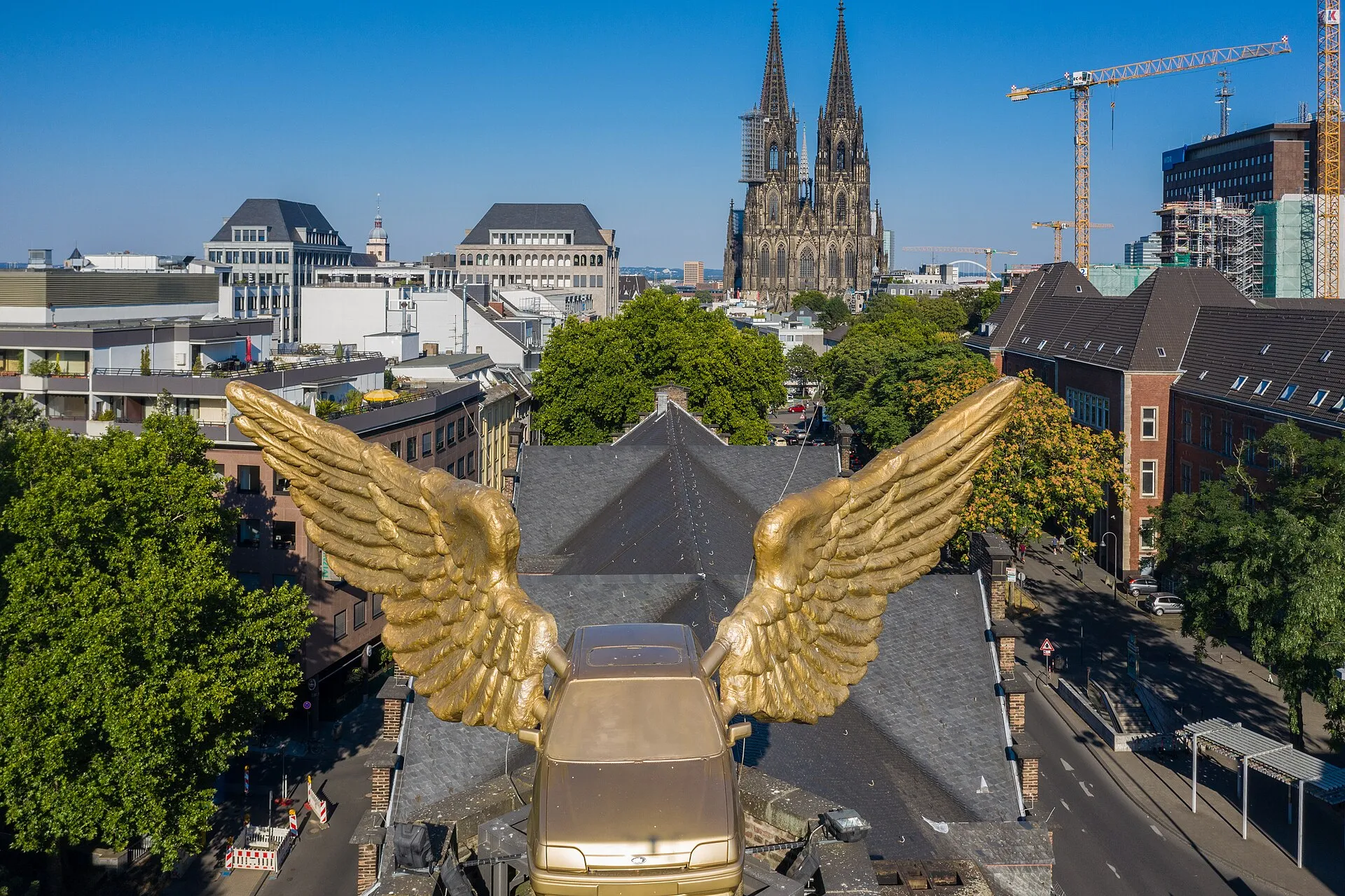 Der Goldene Vogel von HA Schult auf dem Zeughaus Köln. Sitz des Kölnischen Stadtmuseums. Luftaufnahme mit Genehmigung der Stadt Köln