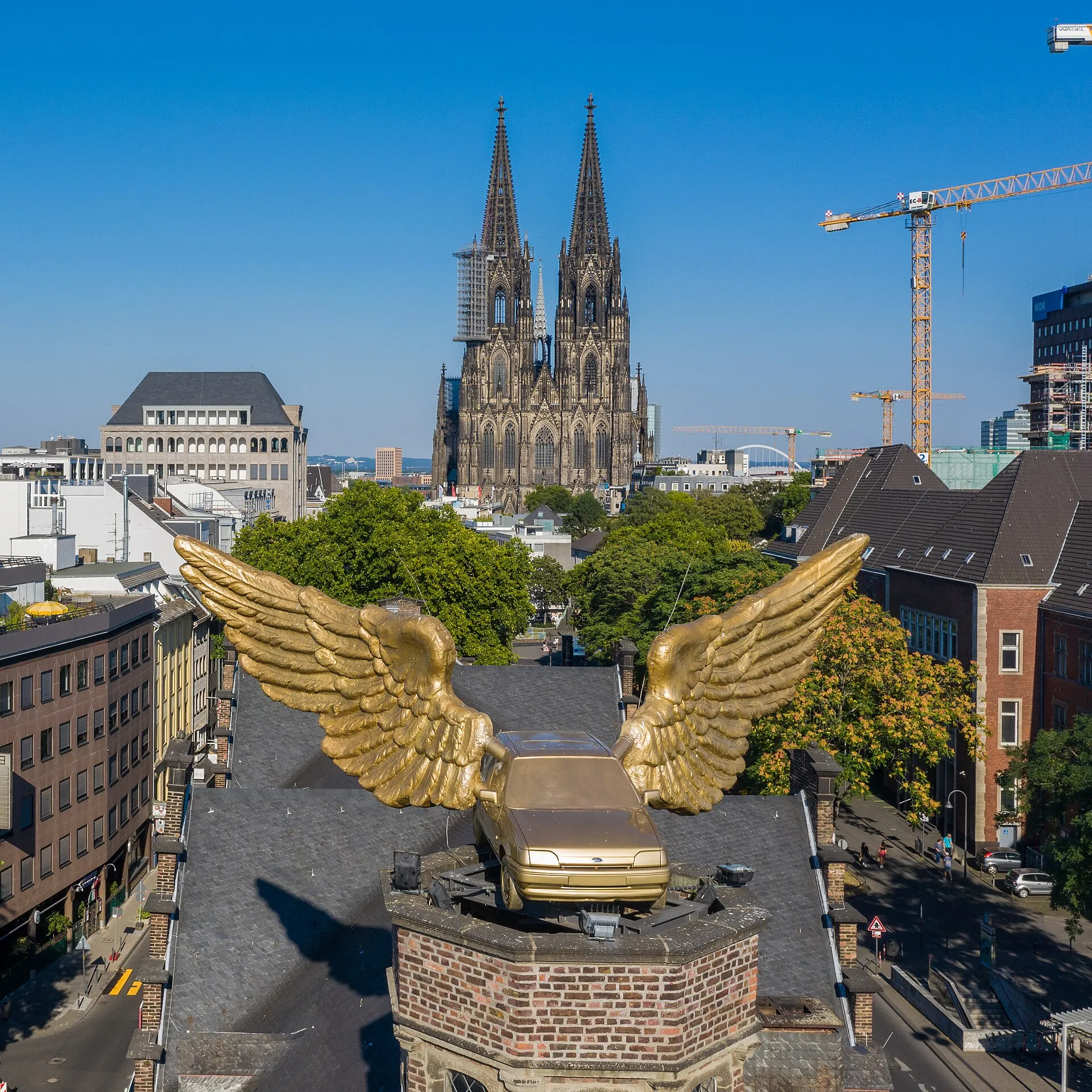 Der Goldene Vogel von HA Schult auf dem Zeughaus Köln. Sitz des Kölnischen Stadtmuseums. Luftaufnahme mit Genehmigung der Stadt Köln