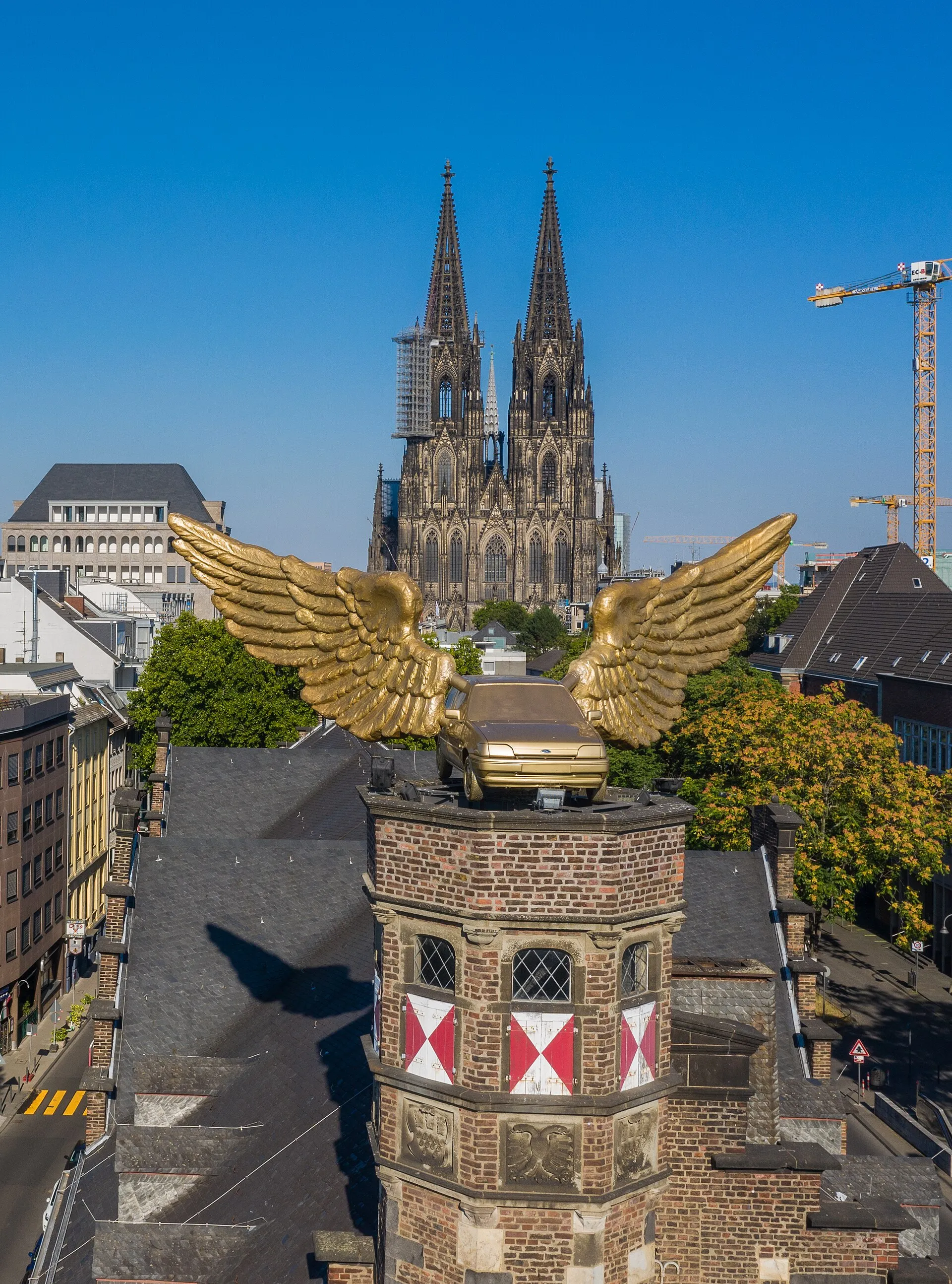 Der Goldene Vogel von HA Schult auf dem Zeughaus Köln. Sitz des Kölnischen Stadtmuseums. Luftaufnahme mit Genehmigung der Stadt Köln