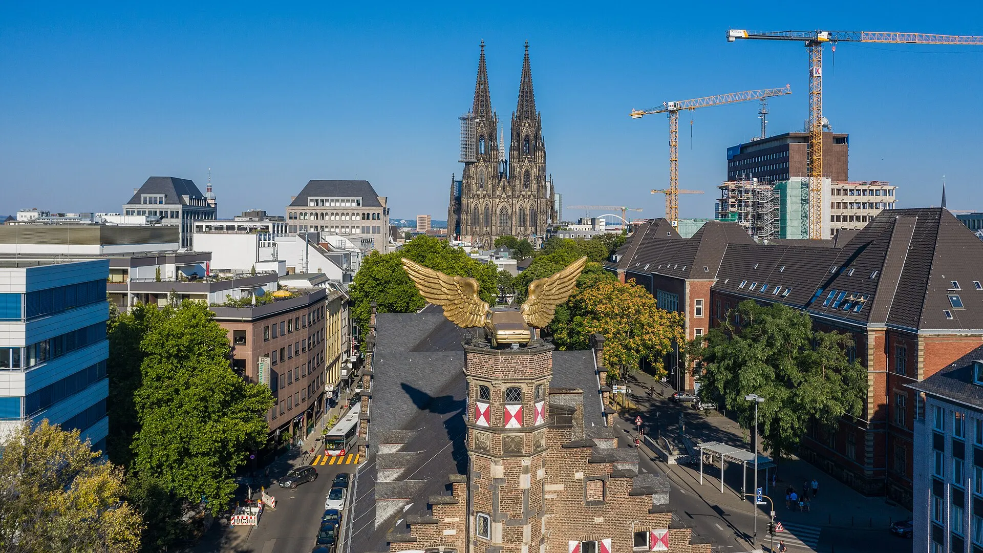 Der Goldene Vogel von HA Schult auf dem Zeughaus Köln. Sitz des Kölnischen Stadtmuseums. Luftaufnahme mit Genehmigung der Stadt Köln