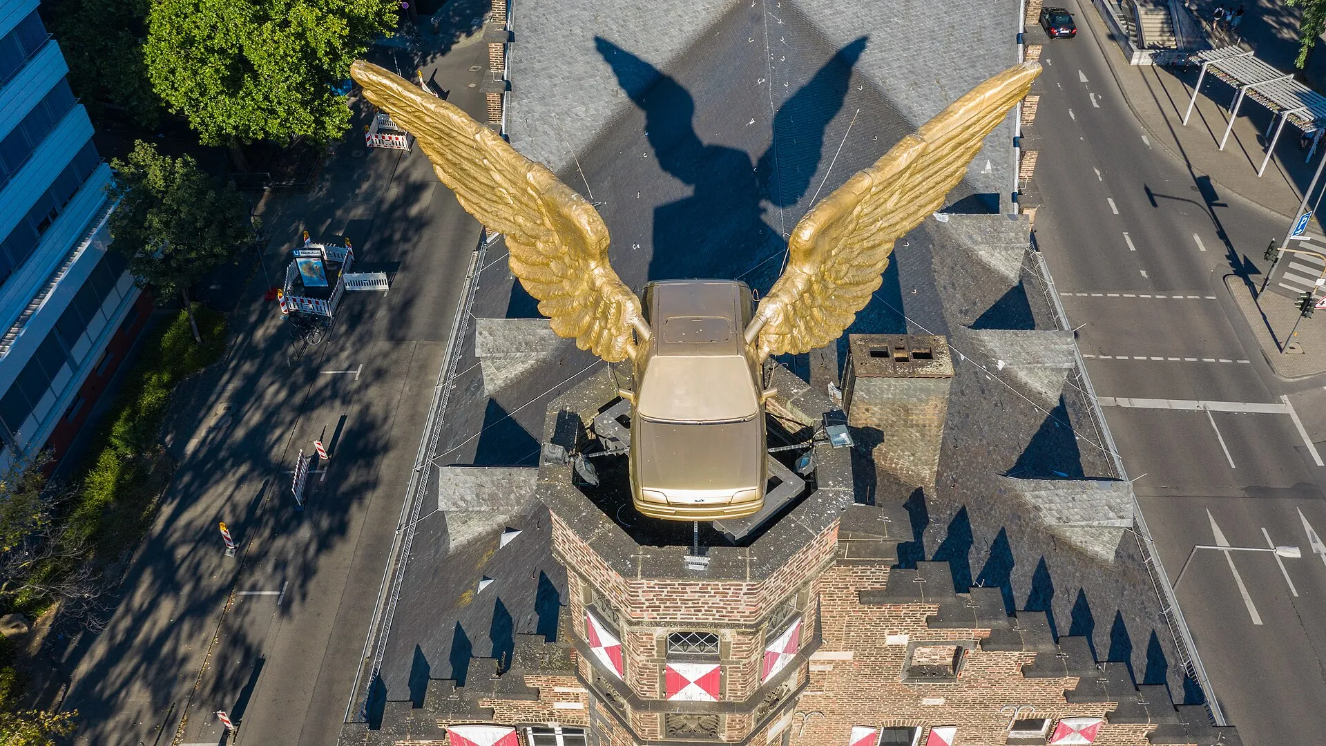 Der Goldene Vogel von HA Schult auf dem Zeughaus Köln. Sitz des Kölnischen Stadtmuseums. Luftaufnahme mit Genehmigung der Stadt Köln