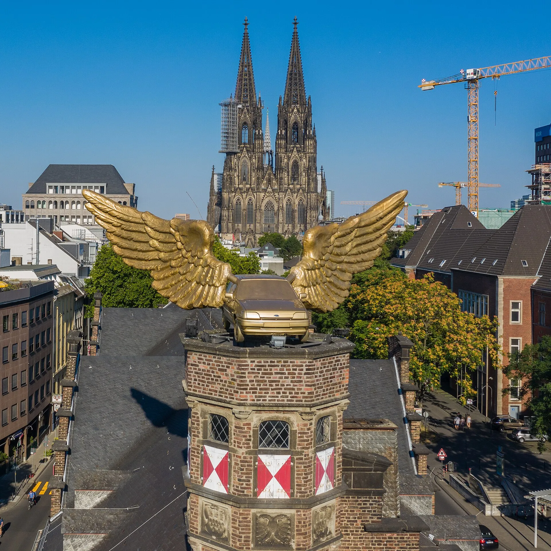 Der Goldene Vogel von HA Schult auf dem Zeughaus Köln. Sitz des Kölnischen Stadtmuseums. Luftaufnahme mit Genehmigung der Stadt Köln