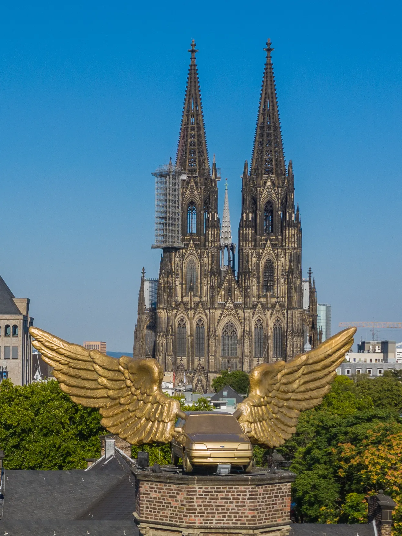 Der Goldene Vogel von HA Schult auf dem Zeughaus Köln. Sitz des Kölnischen Stadtmuseums. Luftaufnahme mit Genehmigung der Stadt Köln