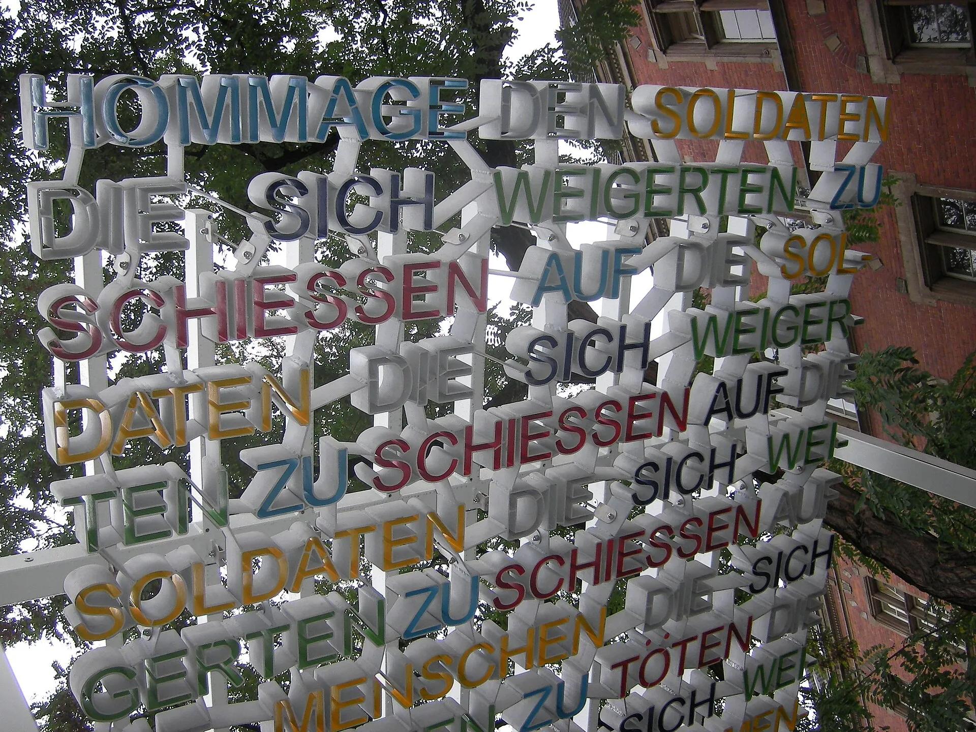 Das Deserteur-Denkmal am Appellhofplatz in Köln erinnert an diejenigen Soldaten des NS-Regimes, die den Befehl zu töten verweigert haben. (Ansicht von unten.)