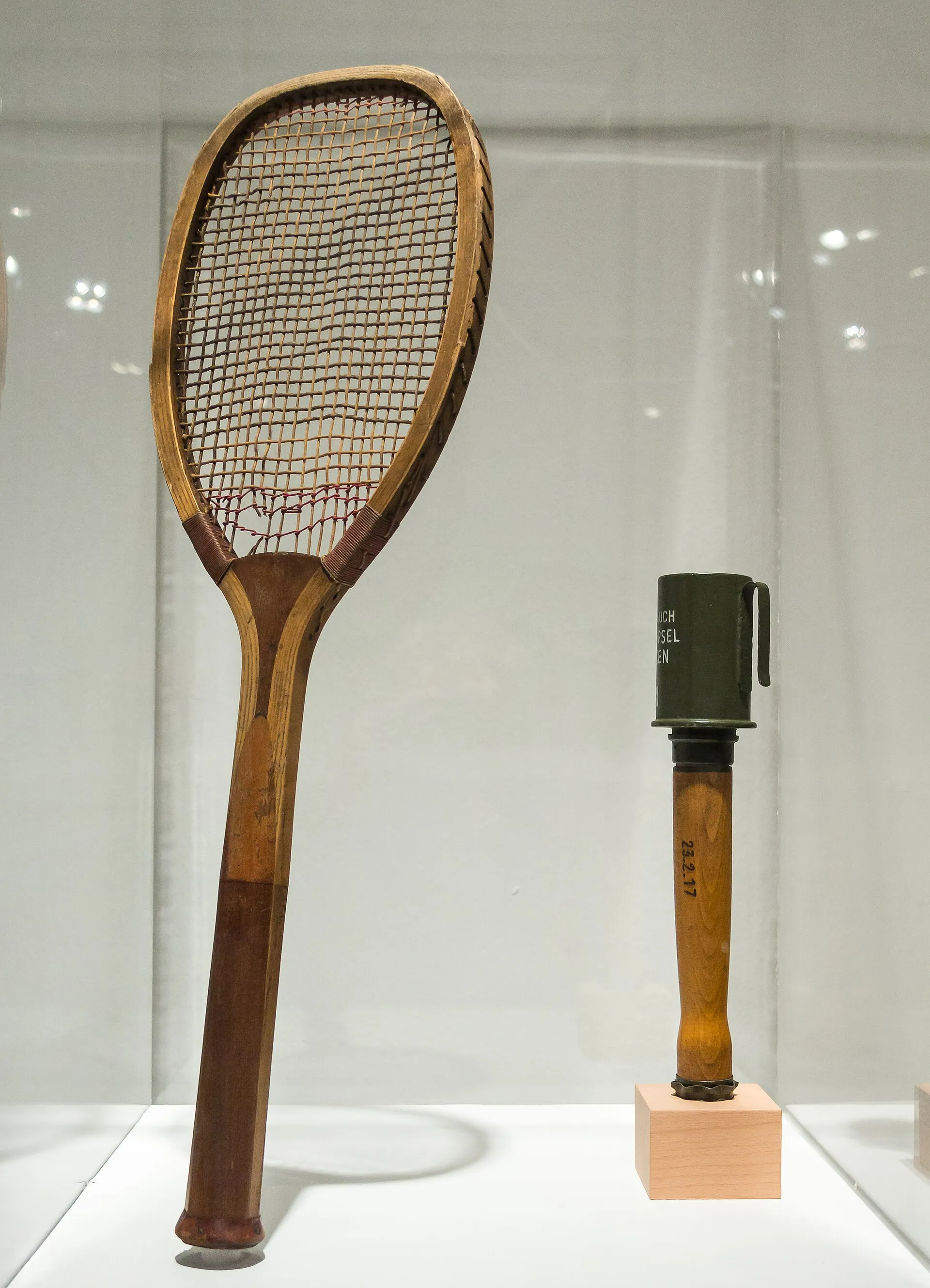 Tennis racket and stick grenade in the exhibition at the Cologne City Museum: "Cologne 1914 - Metropolis in the West".