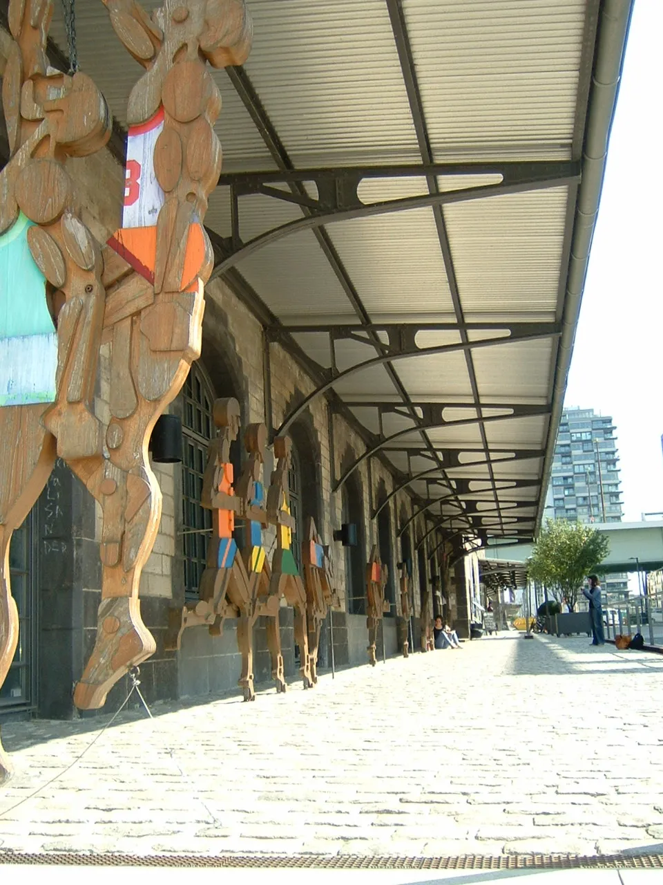 Deutsches Sport & Olympia Museum, Vorplatz mit Holzskulpturen
