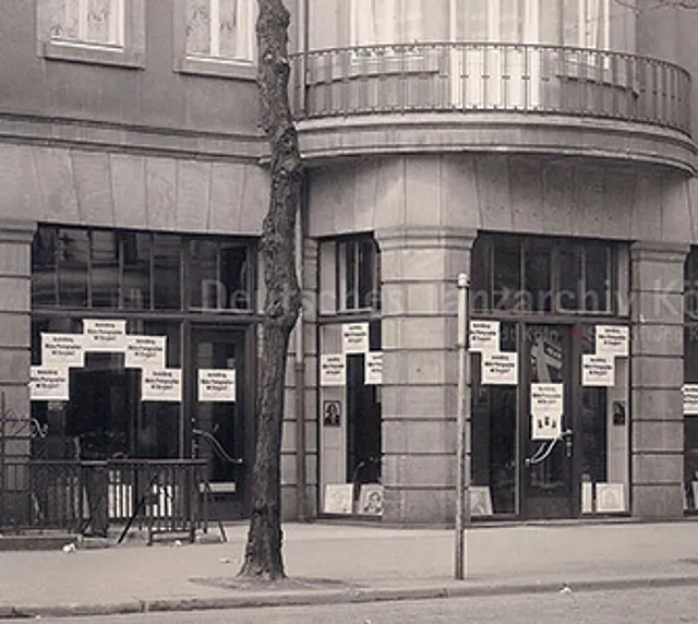 So mit Wasserzeichen überzogenes Digitalisat des Deutschen Tanzarchiv Köln , im Dateinamen mit falschem Hinweis " Deutsches Theatermuseum ". Das Bild - eine heu