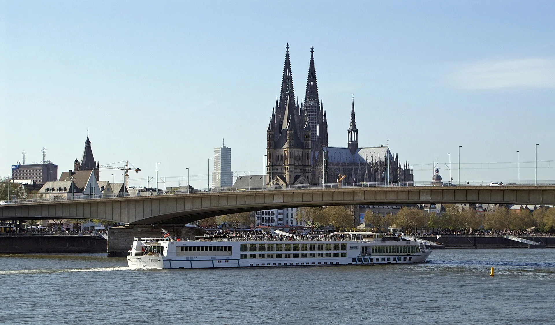 Flusskreuzfahrtschiff Aurelia von Scylla Tours auf Fahrt in Köln.