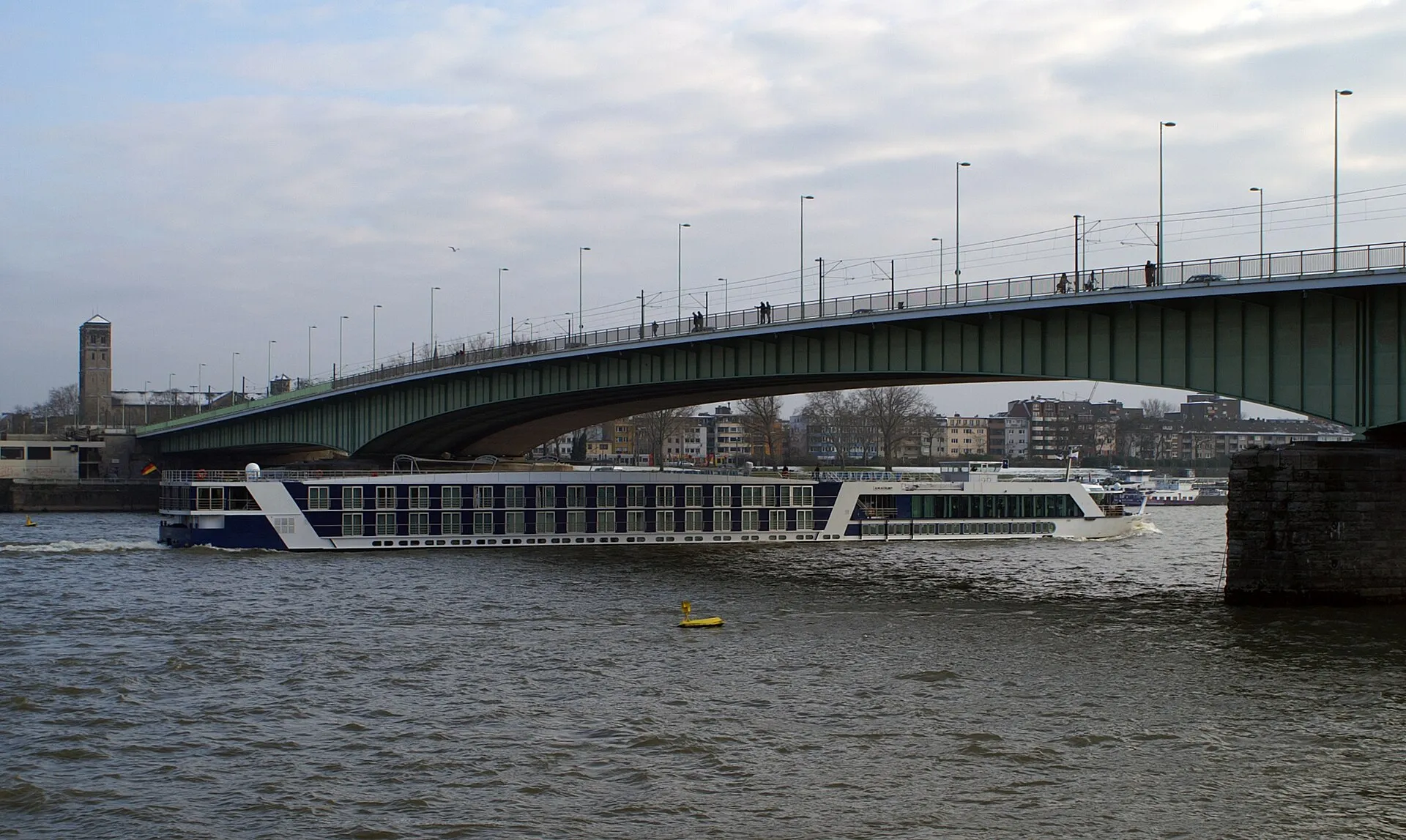 Amalegro unter der Deutzer Brücke in Köln.