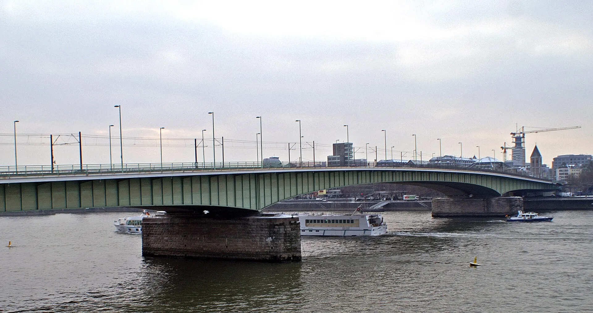 Die Aurelia unterhalb der Deutzer Brücke in Köln.