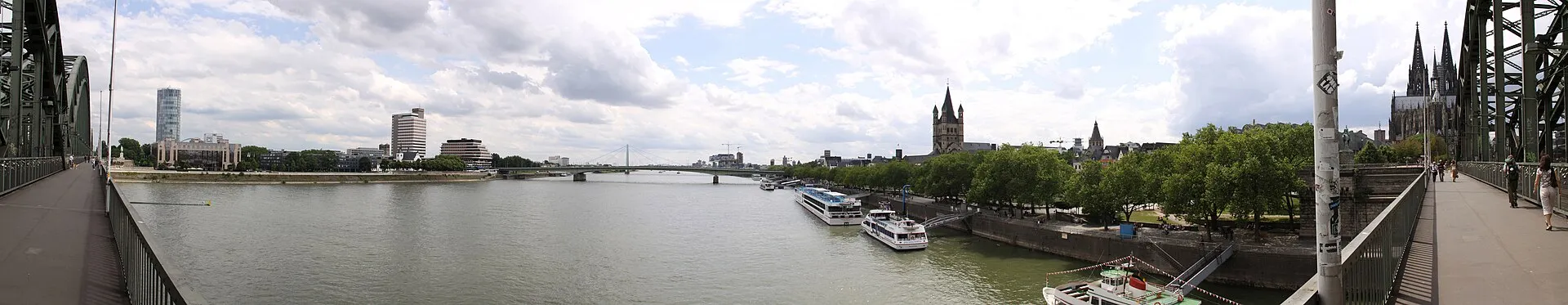 180 ° panorama shot from the Hohenzollern bridge