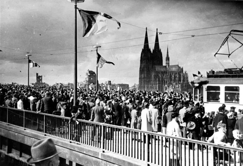 Deutzer Brücke am Tag nach der Einweihung (1948)