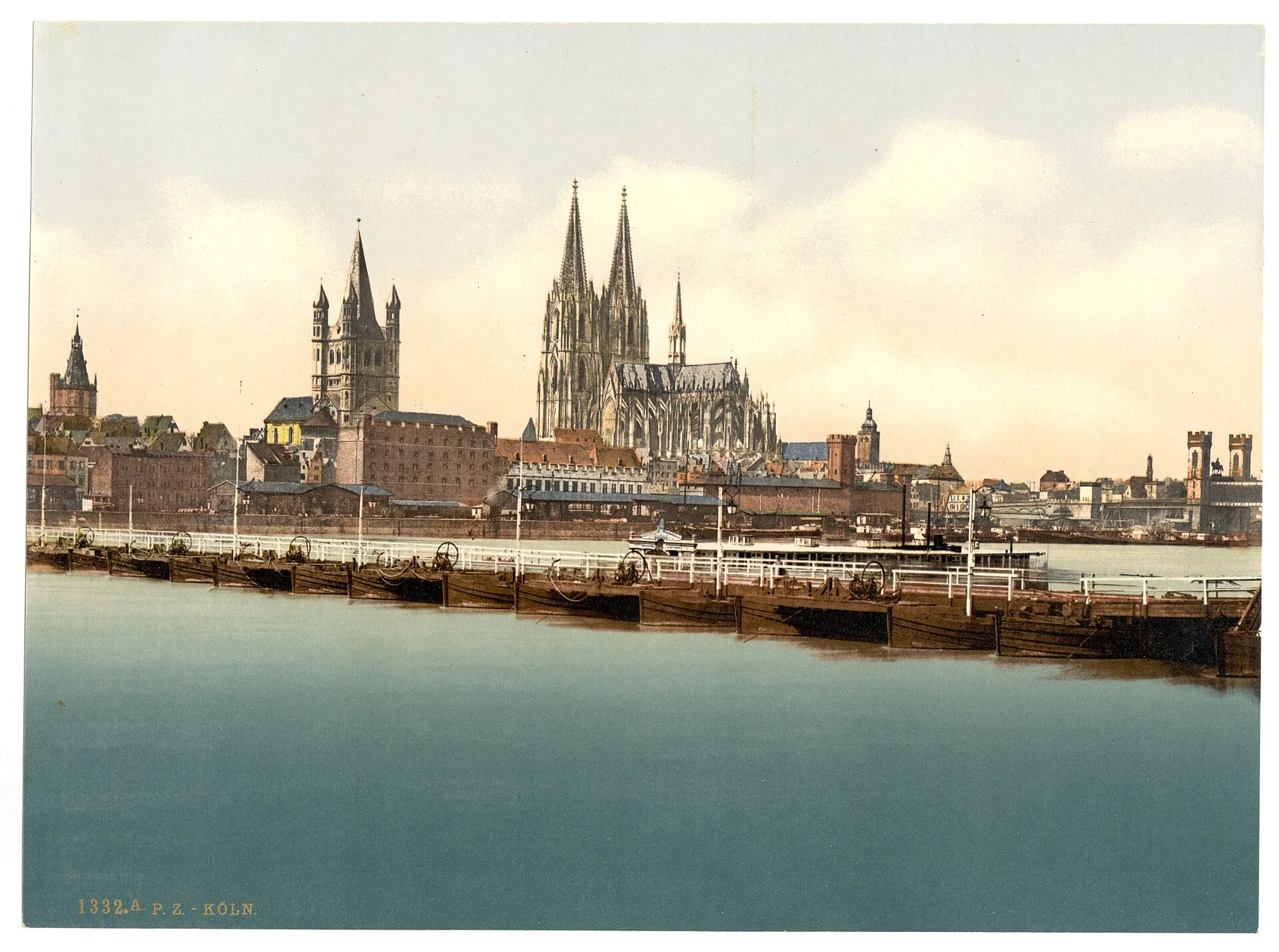 Historische Ansicht des Kölner Rheins mit alten Hafenstrukturen, Holzanleger und Domsilhouette