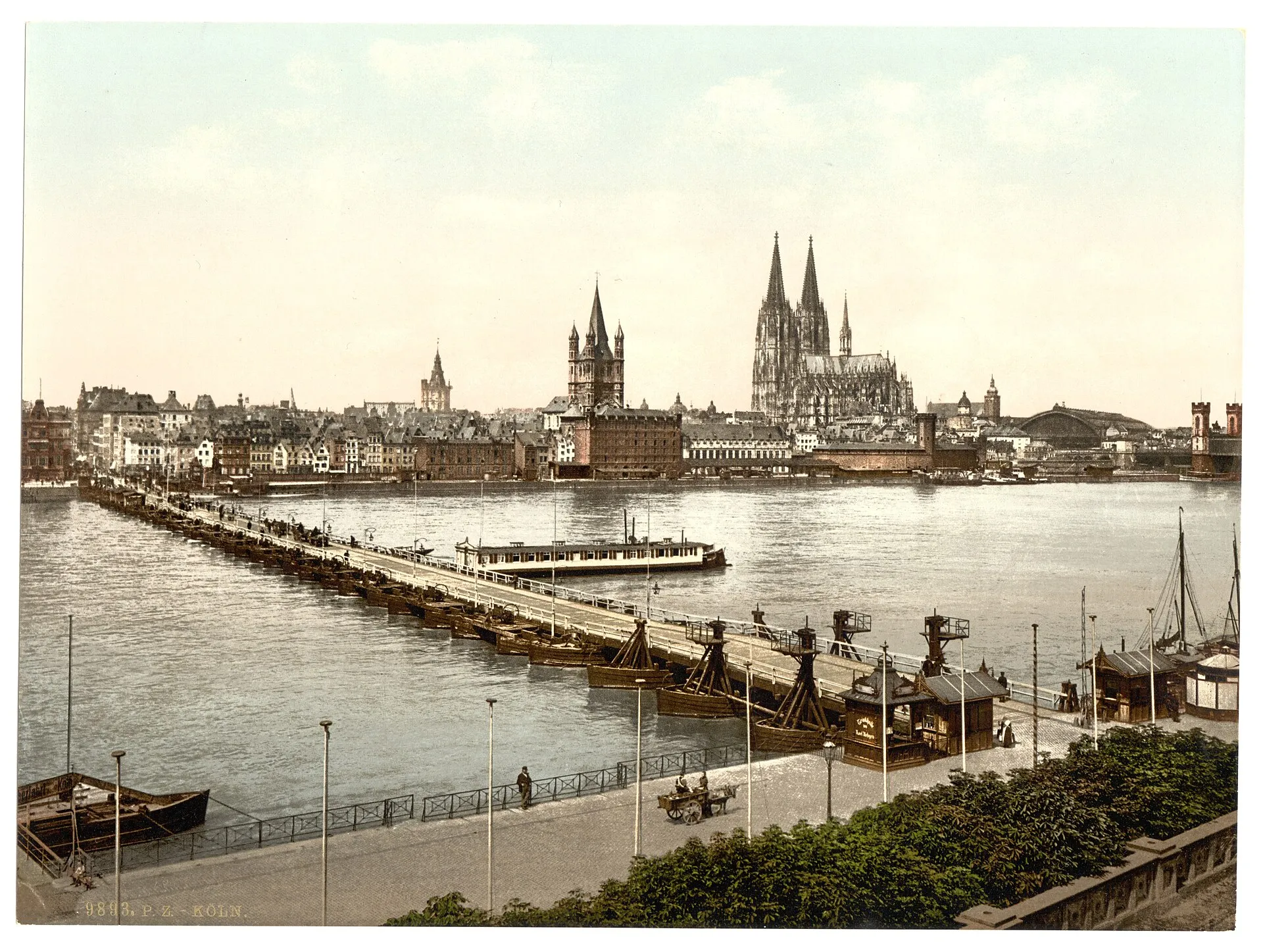 Kolorierte Aufnahme der Deutzer Schiffbrücke mit Köln-Skyline, spätes 19. Jahrhundert
