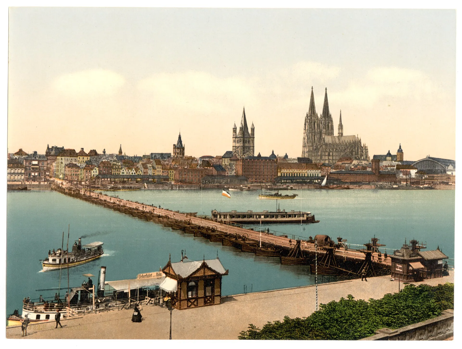 Historische Deutzer Schiffbrücke mit Rhein, Schiffen und Kölner Dom im Hintergrund
