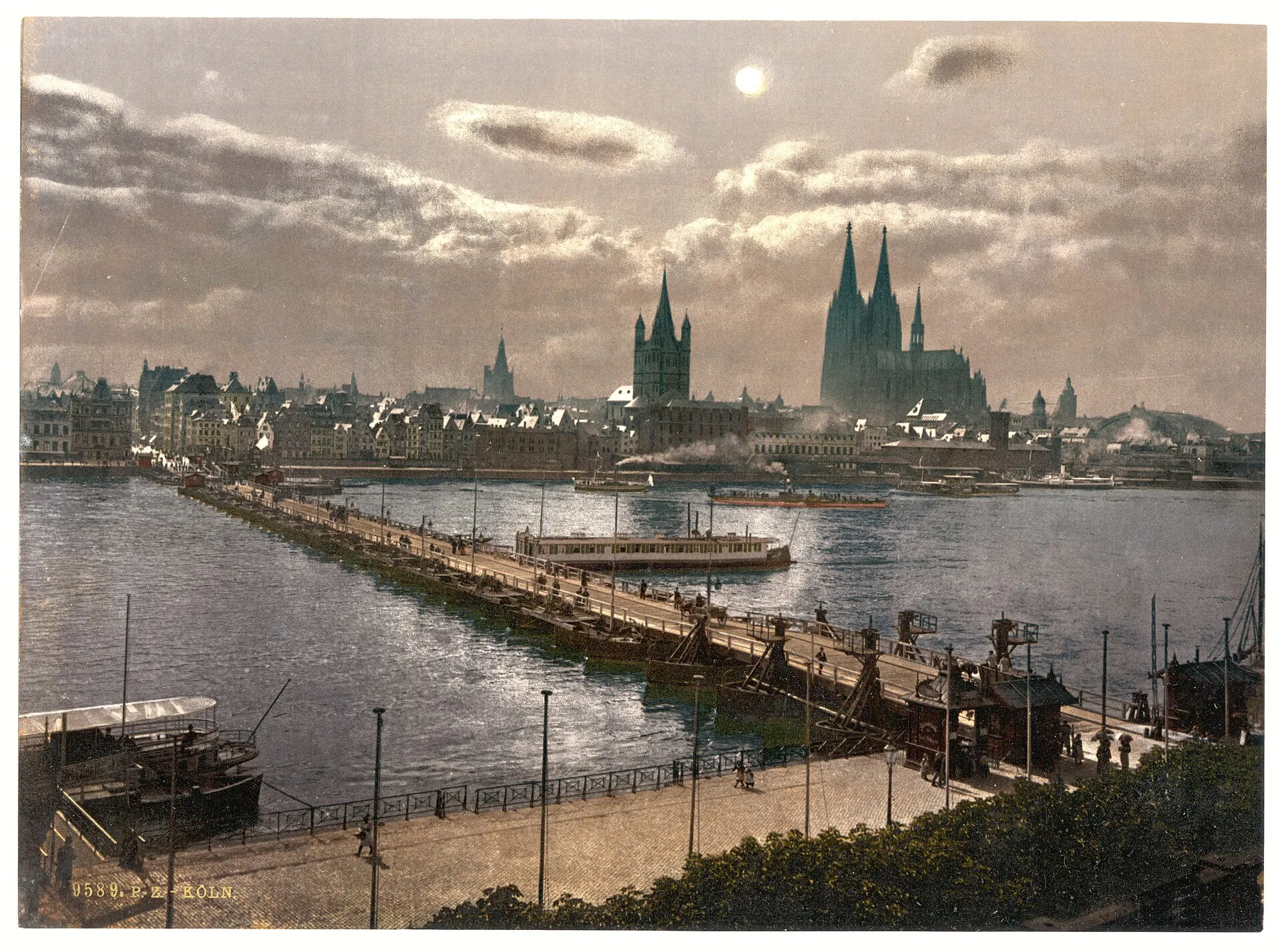 Historische Ansicht der Deutzer Schiffbrücke mit Kölner Skyline und Dom