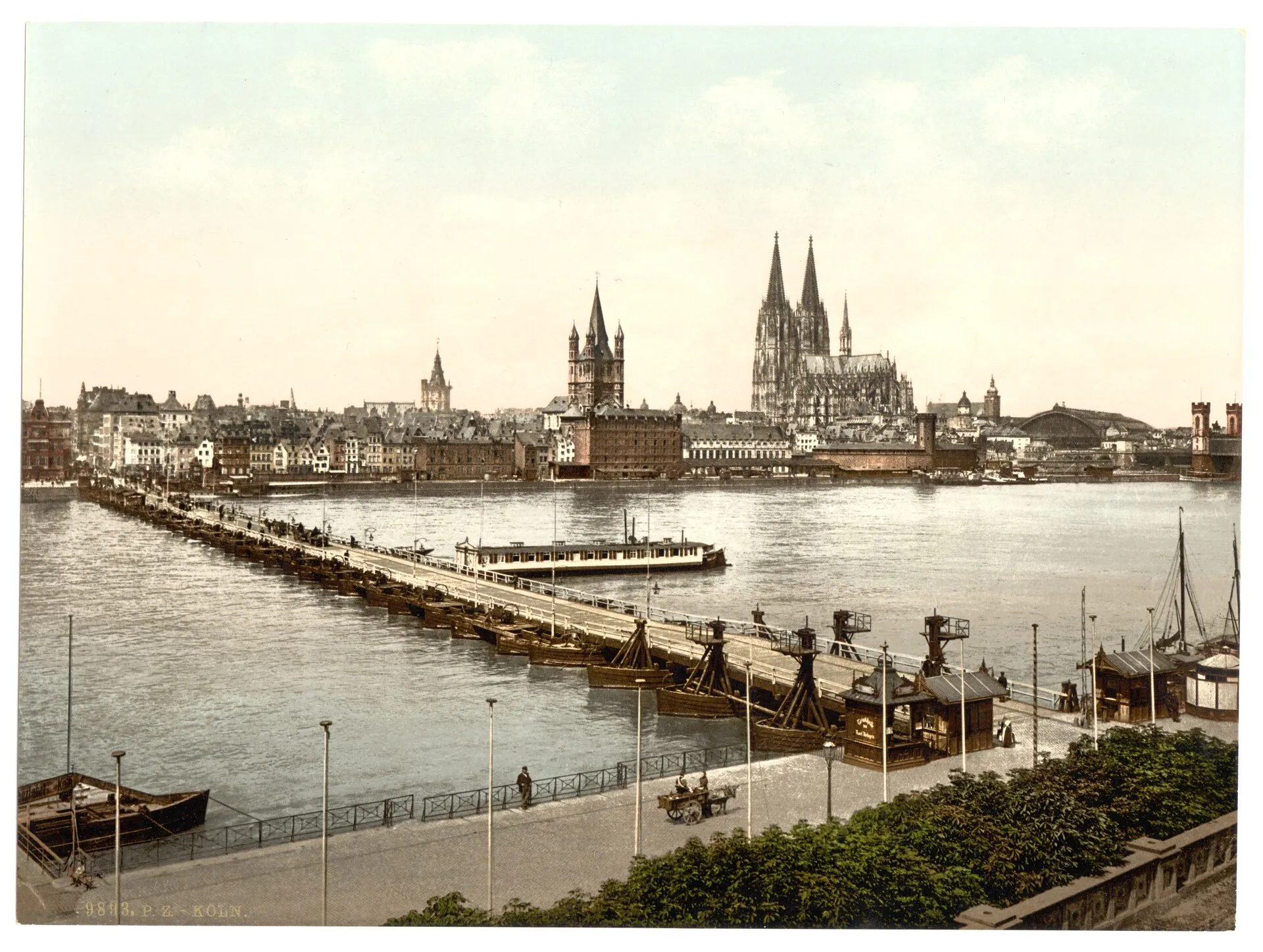 Schiffbrücke über den Rhein mit Köln und Kölner Dom im Hintergrund