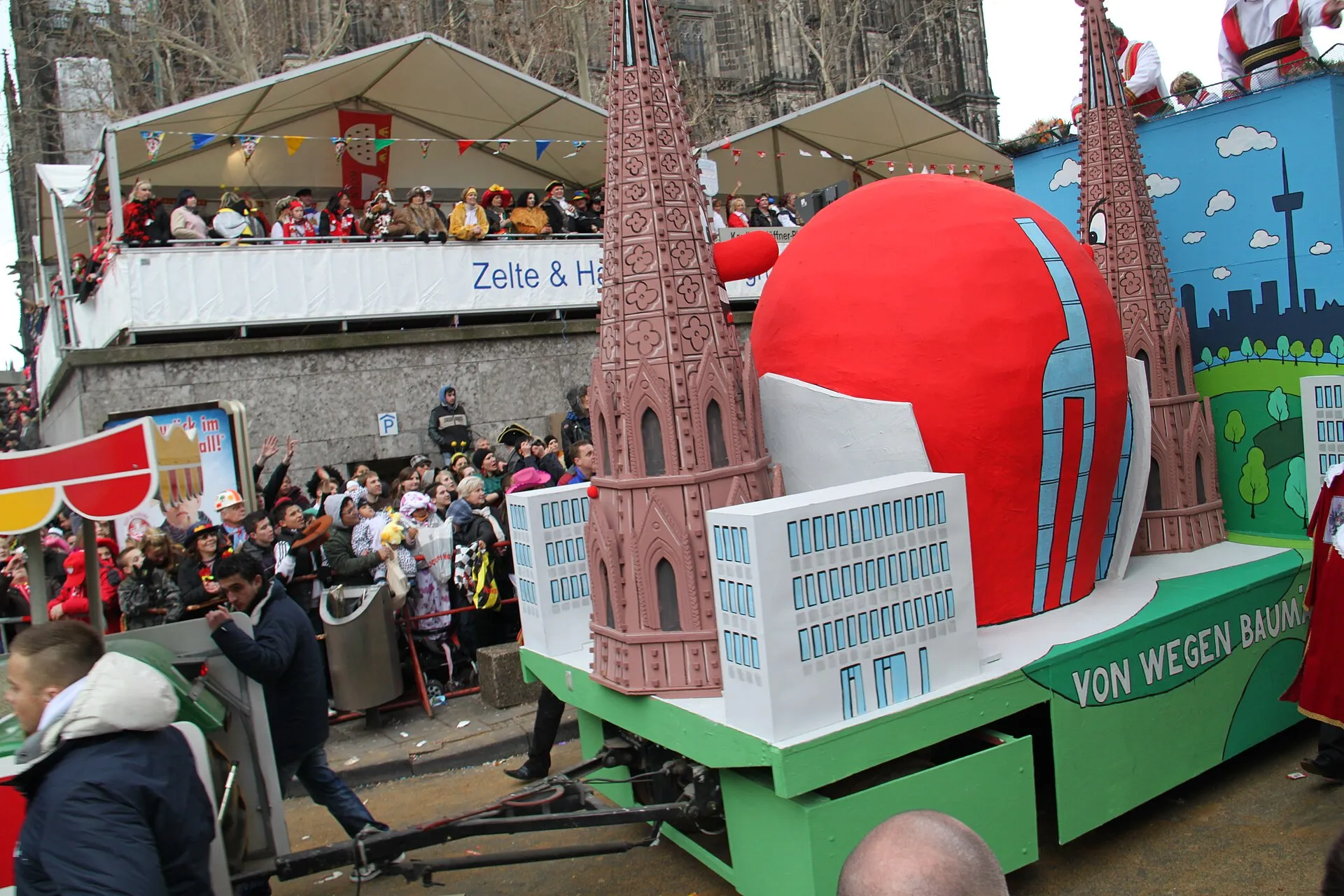 Die DITIB-Zentralmoschee zwischen den Turmspitzen des Kölner Doms beim Rosenmontagszug in Köln 2012