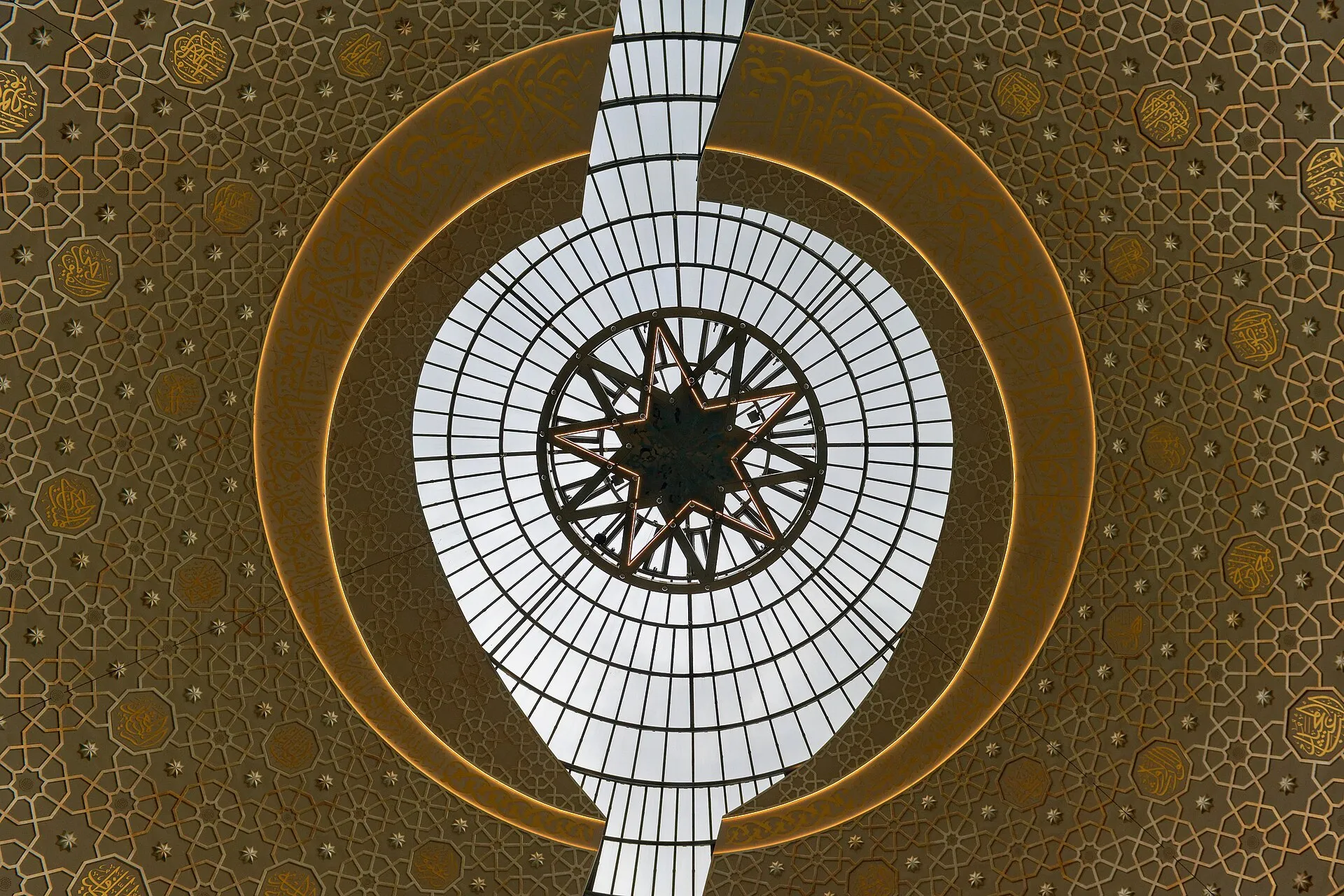 DITIB-Zentralmoschee Köln Tag der offenen Moschee 2019 Kuppel mit Kalligraphie des Thronspruches und zahlreichen Elementen mit weiteren Namen Allahs