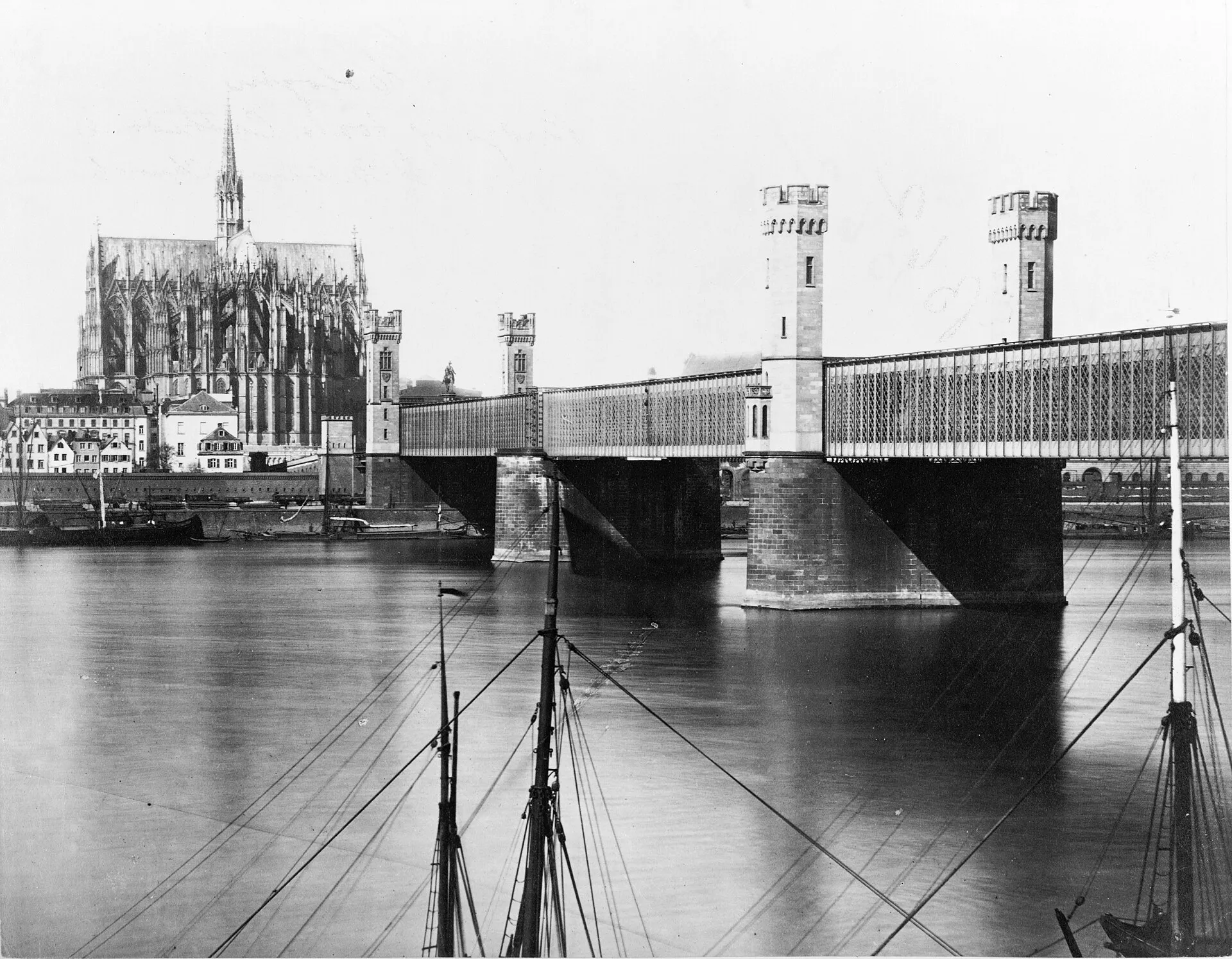Dombrücke