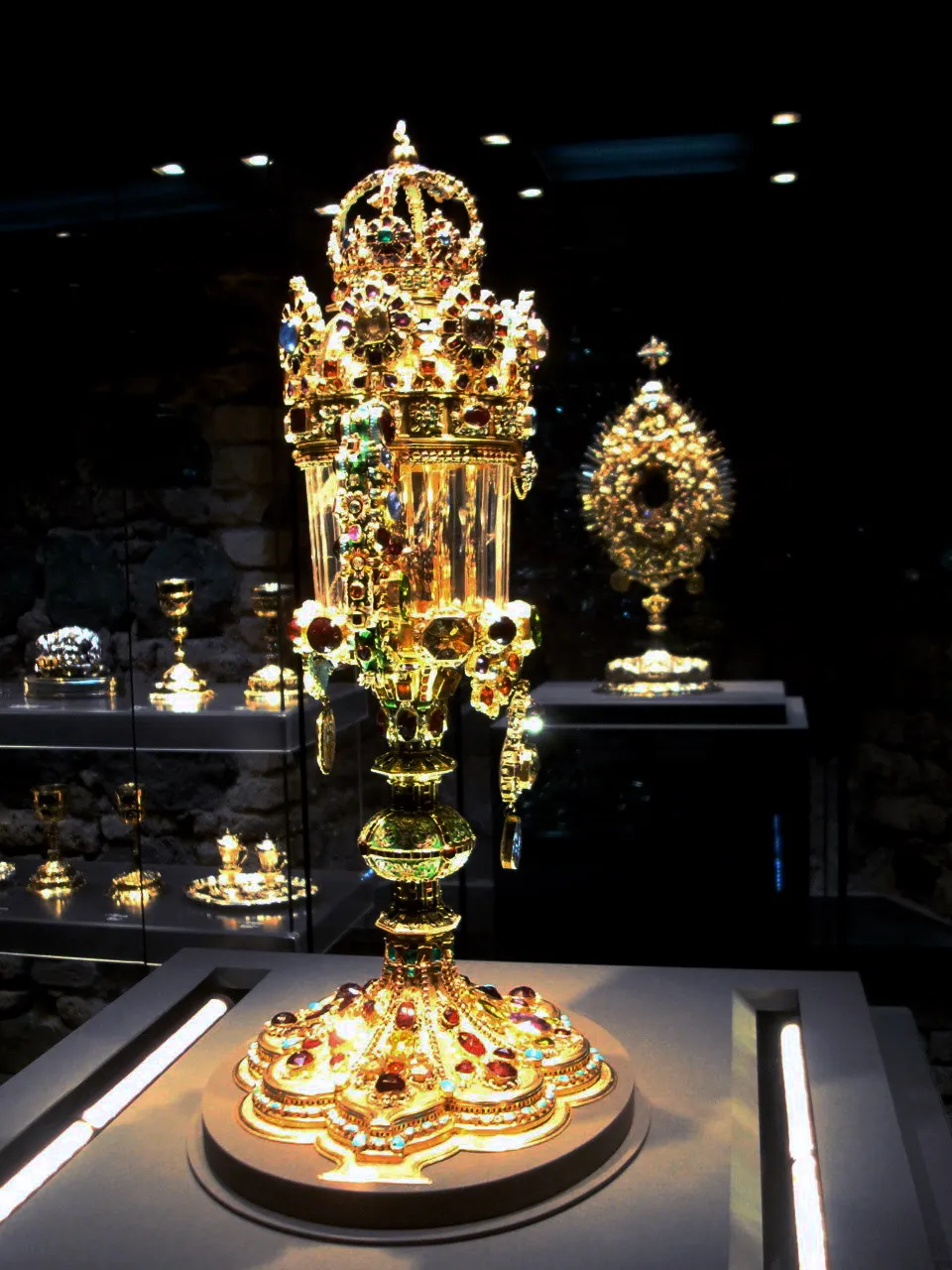 Cologne Cathedral Treasury ( Domschatzkammer ). Monstrance, originally by Christian Schweling (Cologne, 1657/58), severely damaged in 1975, reconstructed by Pet