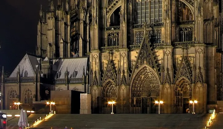 Kölner Dom Nordseite und Domschatzkammer bei Nacht