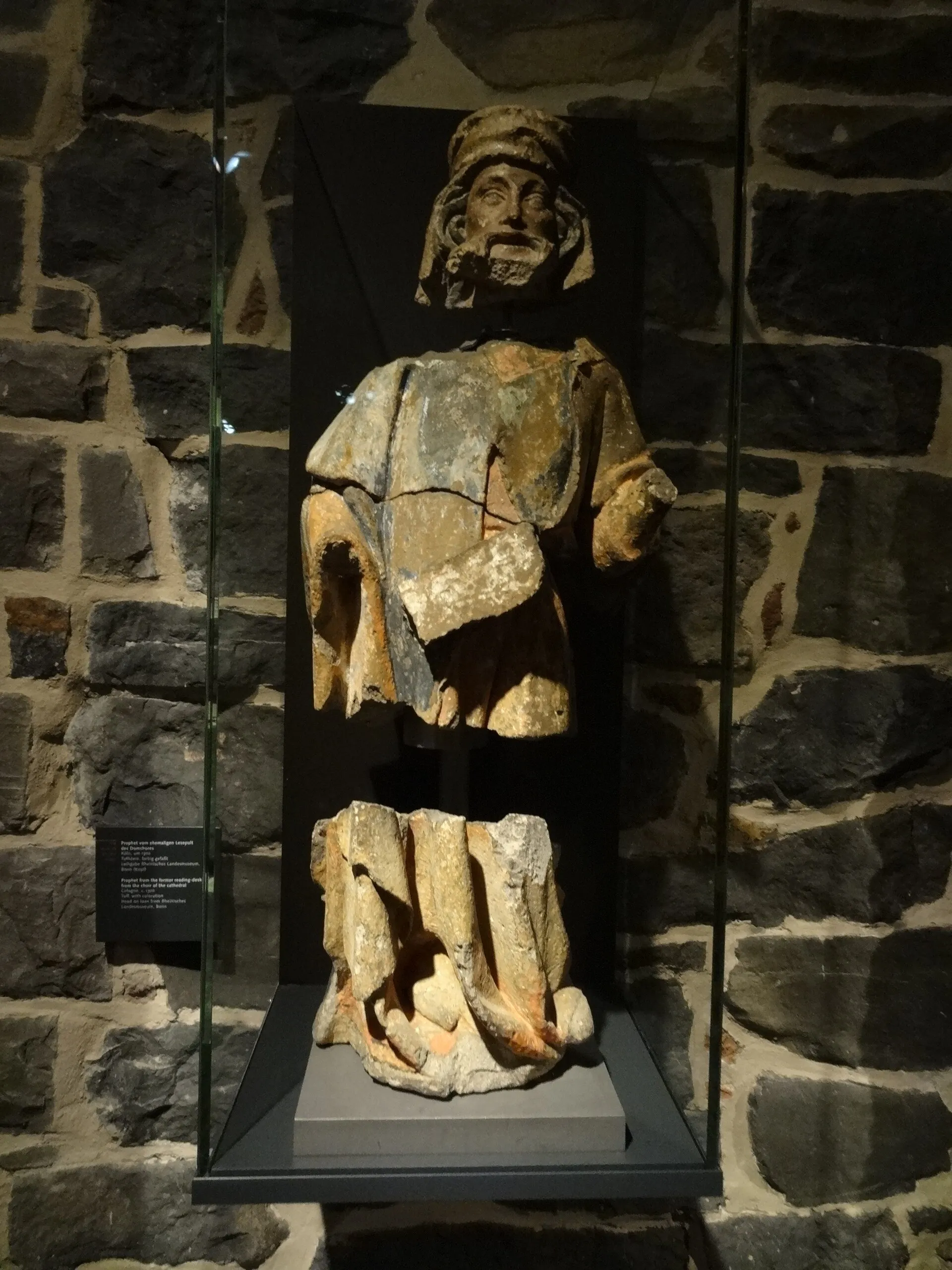 Prophet vom ehemaligen Lesepult des Domchors, Köln, 14 Jhd, Tuffstein, farbig gefasst, Leihgabe Rheinisches Landesmuseum Bonn (Kopf)