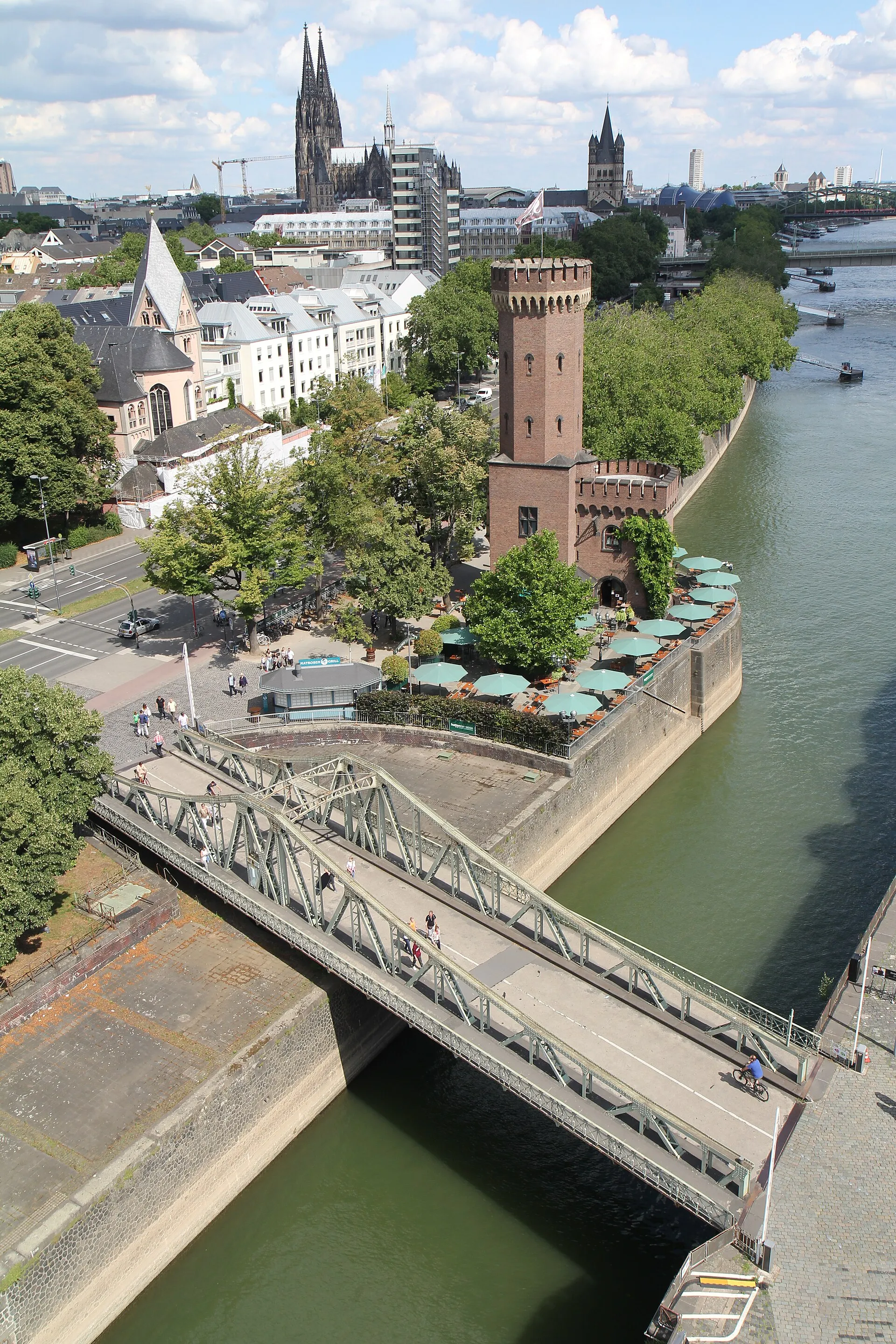 Die Kölner Drehbrücke vom Europarad, vor dem Imhoff Schokoladenmuseum, gesehen.
