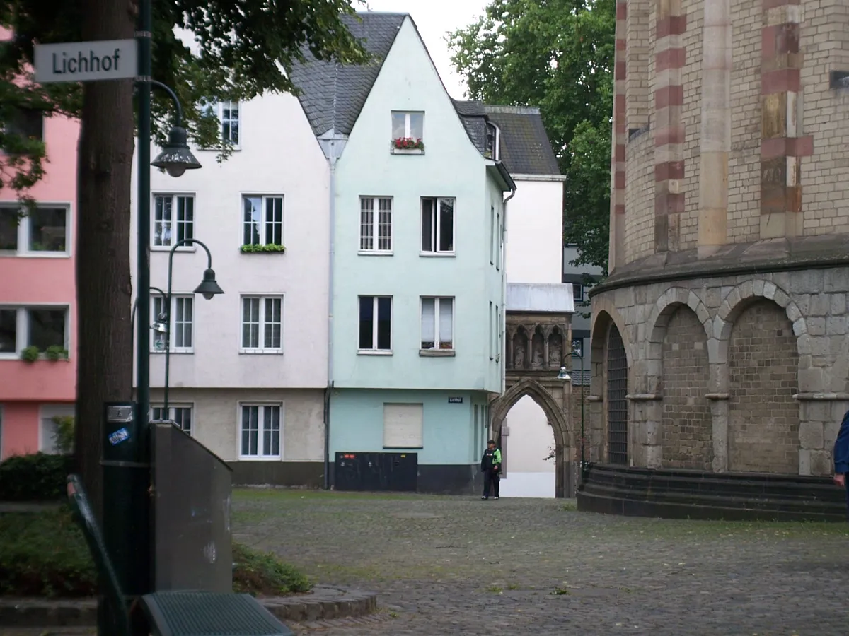 Lichhof mit Dreikönigenpforte