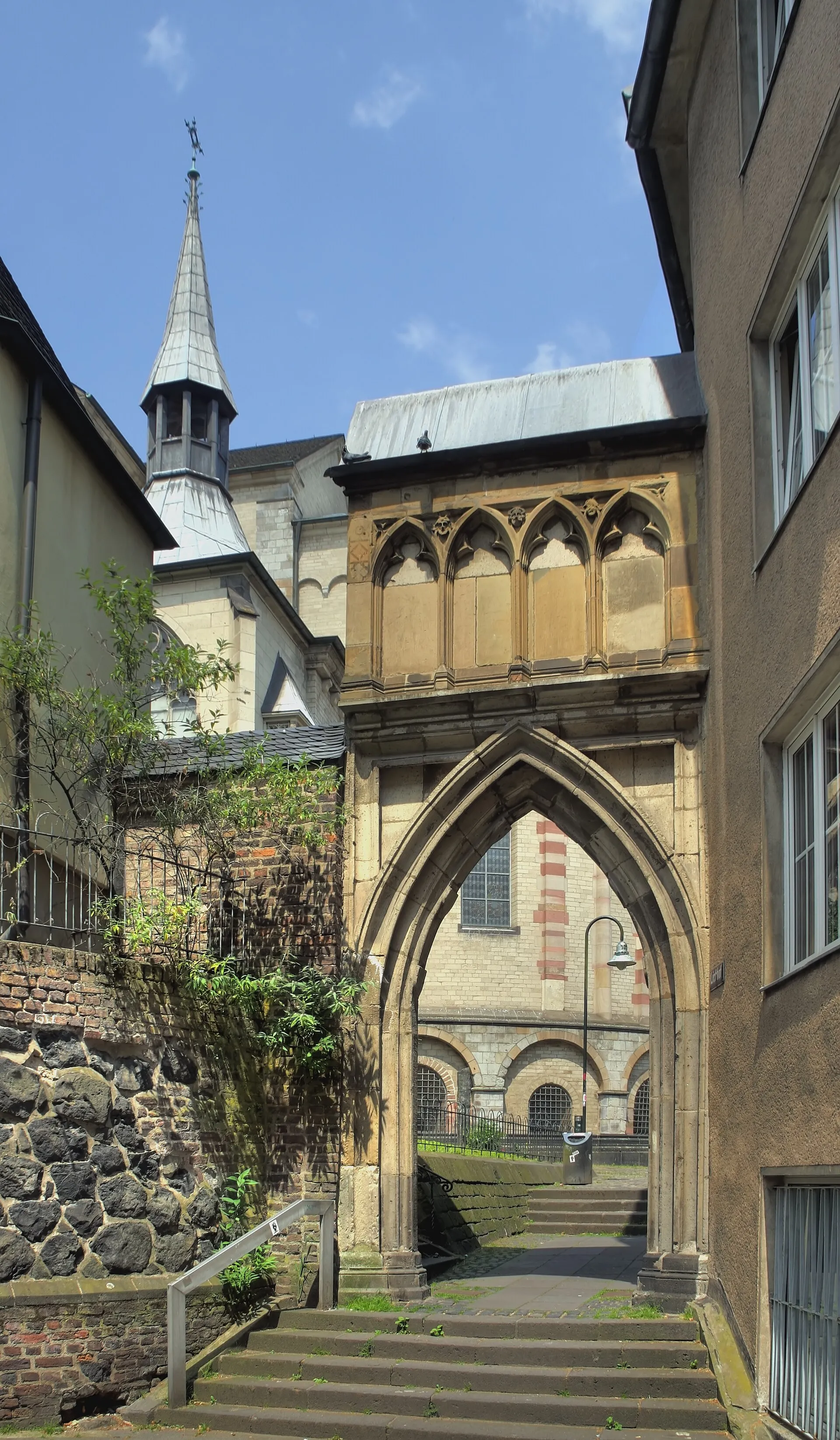 Blick durch das Dreikönigenpförtchen auf den Ostchor von St. Maria im Kapitol, Köln.