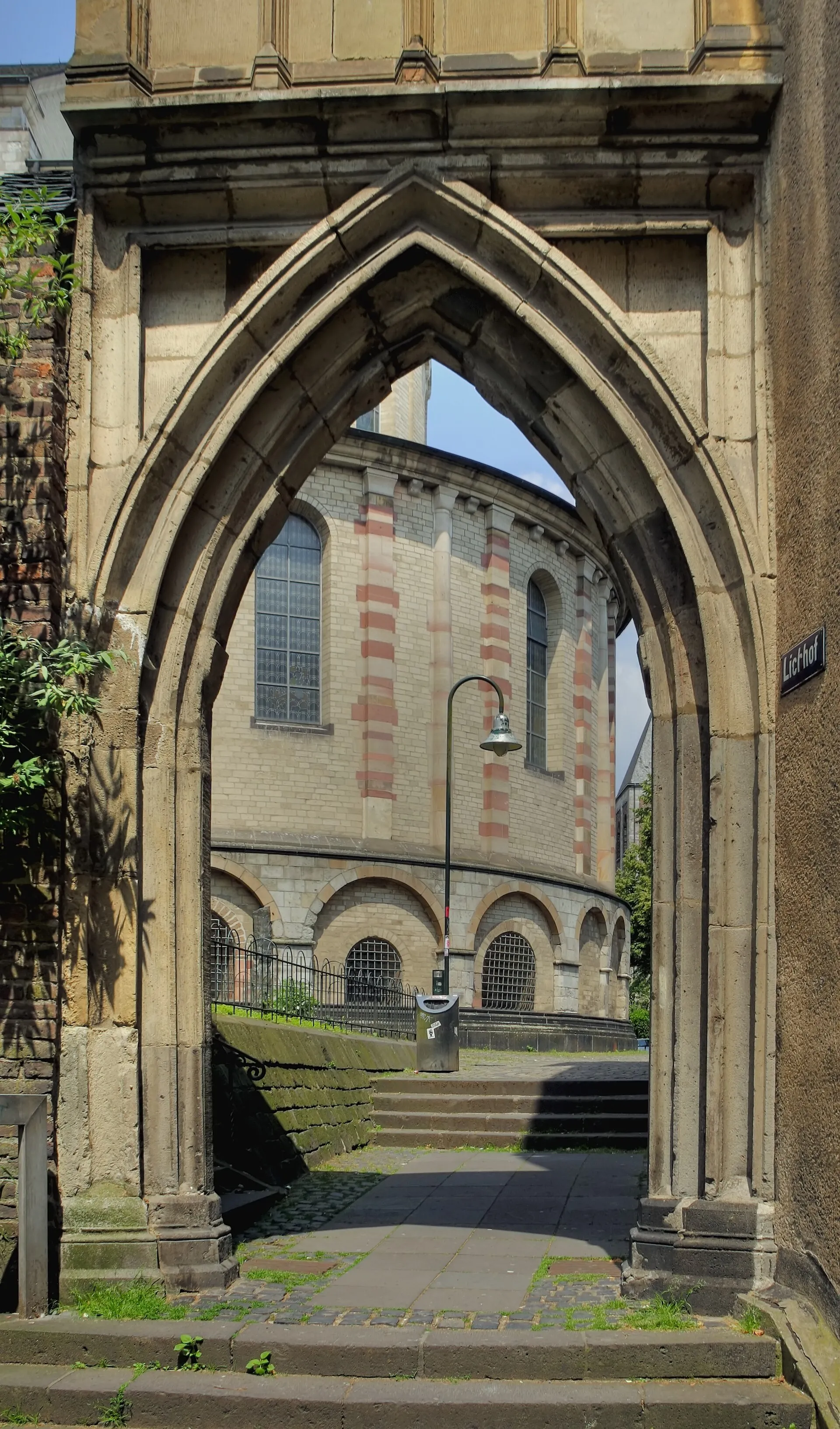 Blick durch das Dreikönigenpförtchen auf den Ostchor von St. Aposteln, Köln.