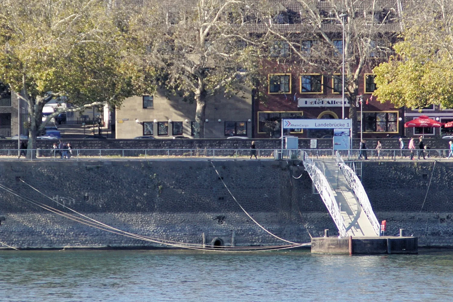 Mündung des Duffesbach in den Rhein in Köln, Höhe Rheingasse. Nur bei extremen Niedrigwasser des Rheins zu sehen. Wie hier bei einem Rheinpegel von 72 cm in Köln am 21. Oktober 2018.