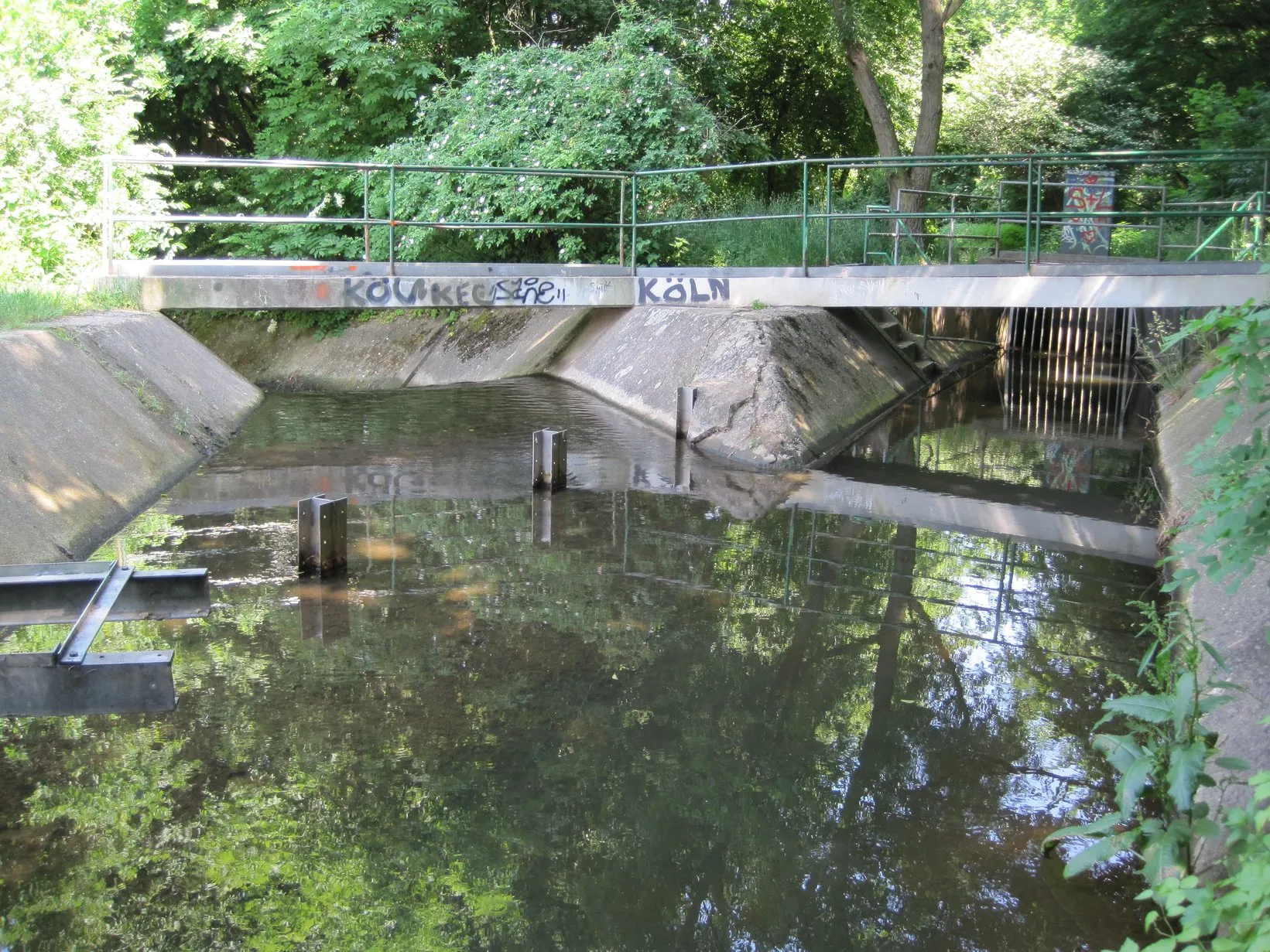 Duffesbach Abfluss in den südlichen Randkanal (links) bei hohem Wasserstand Kameraposition 50° 53′ 12,19″ N, 6° 53′ 07,26″ O Dieses und weitere Bilder auf OpenS