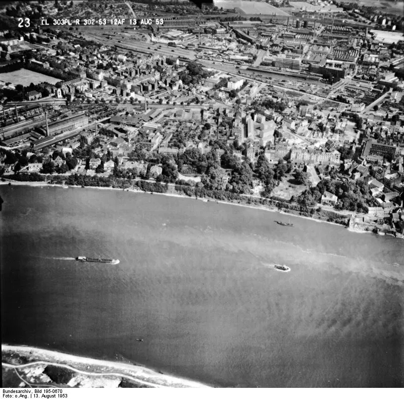 For documentary purposes the German Federal Archive often retained the original image captions , which may be erroneous, biased, obsolete or politically extreme