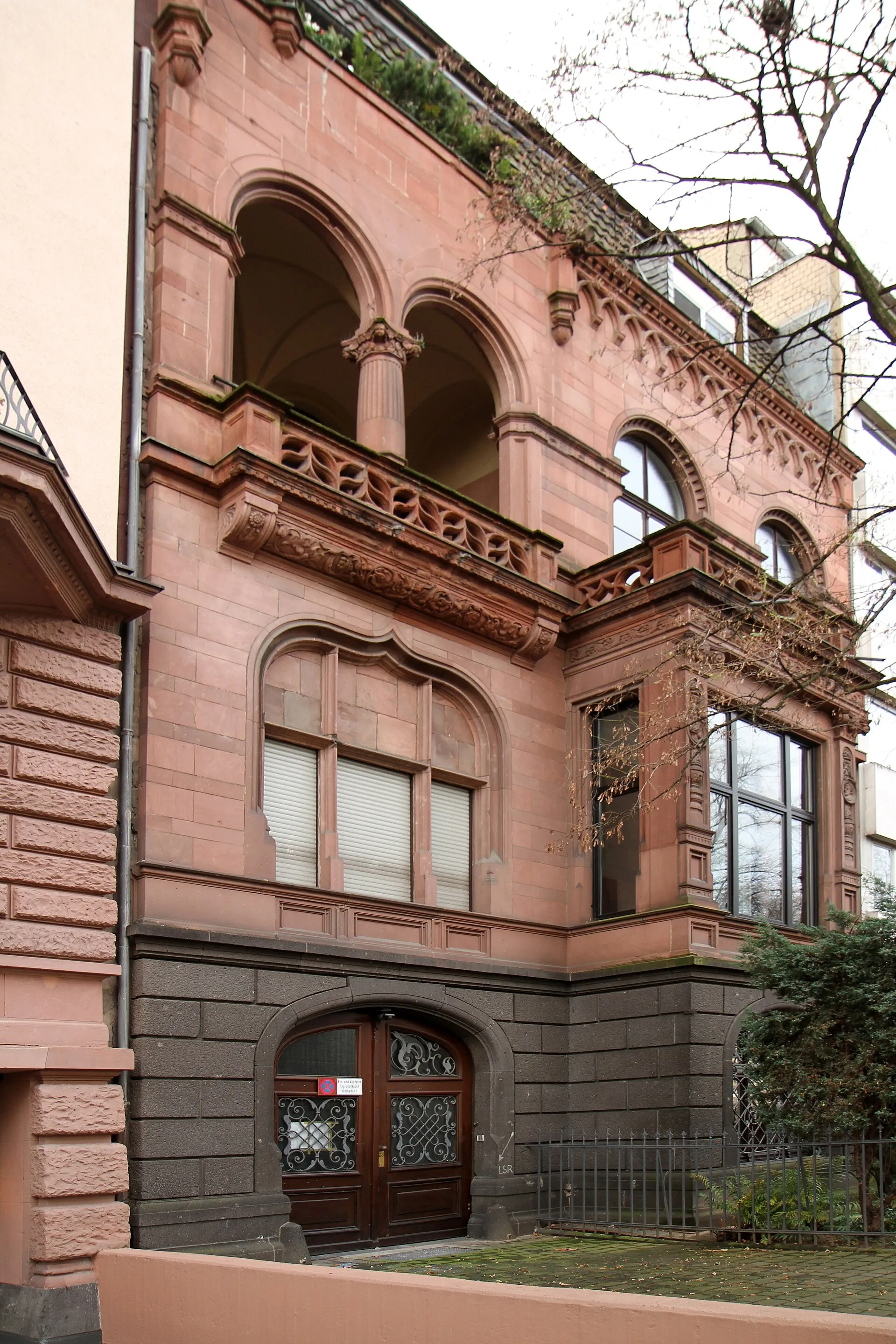 Hinweis zum ehemaligen Luftschutzraum am Sockel des Gebäudes