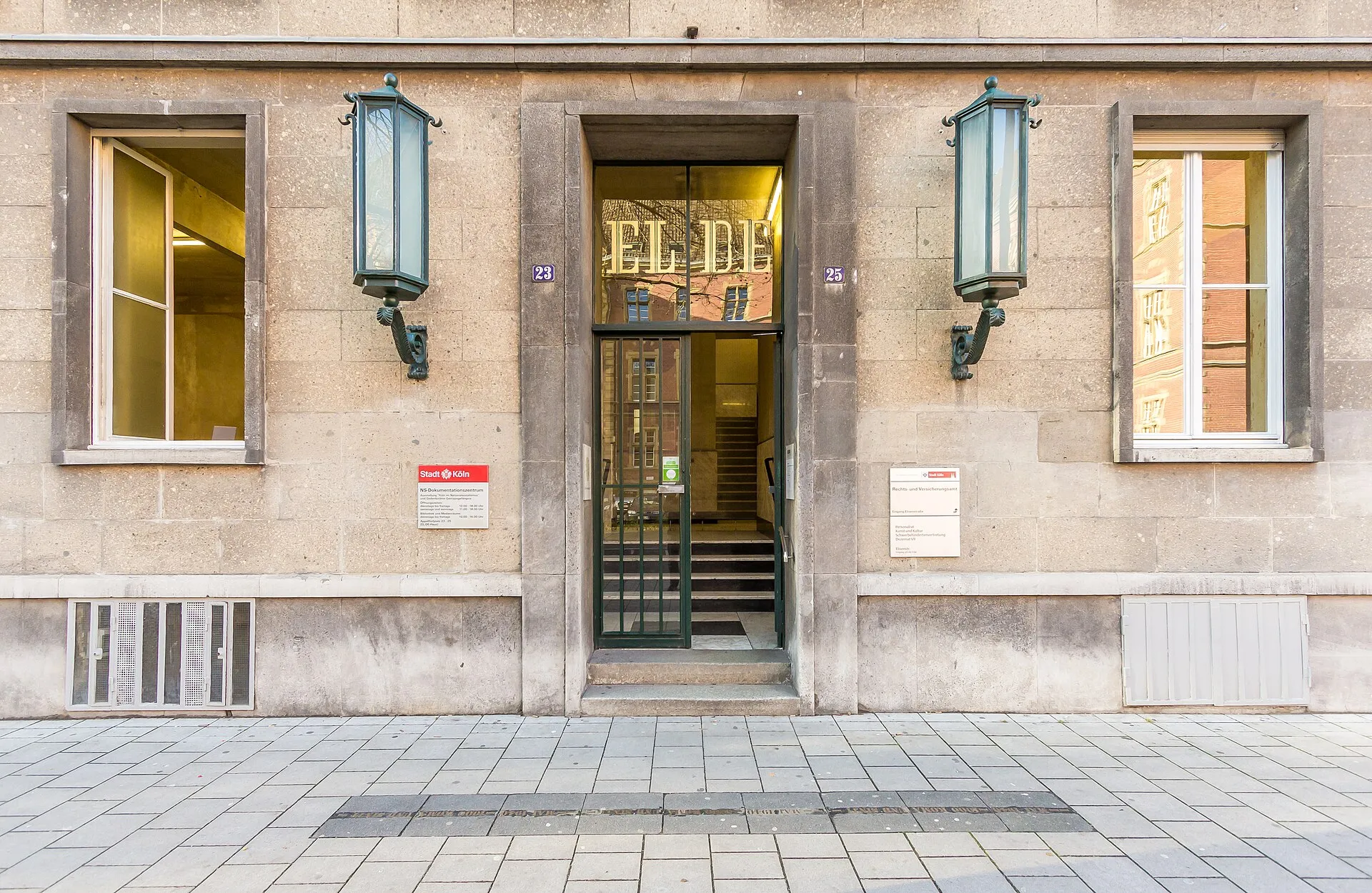 Eingang EL-DE-Haus mit dem NS-Dokumentationszentrum der Stadt Köln. Im Vordergrund die „Spur der Erinnerung“ von Gunter Demnig: „Mai 1940 – 1000 Roma und Sinti“