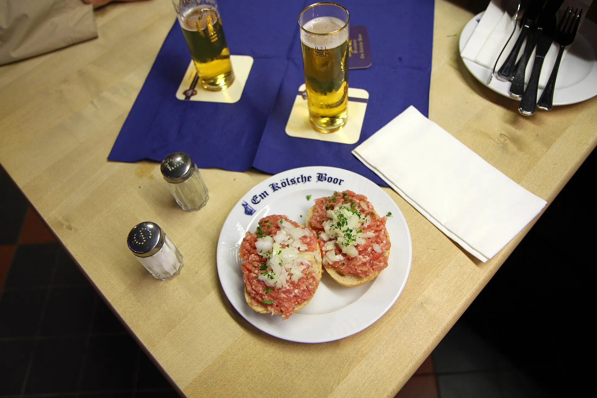 Kölner Küche, Mettbrütche met Öllich Sallz un Peffer (nach Adam Wrede)
