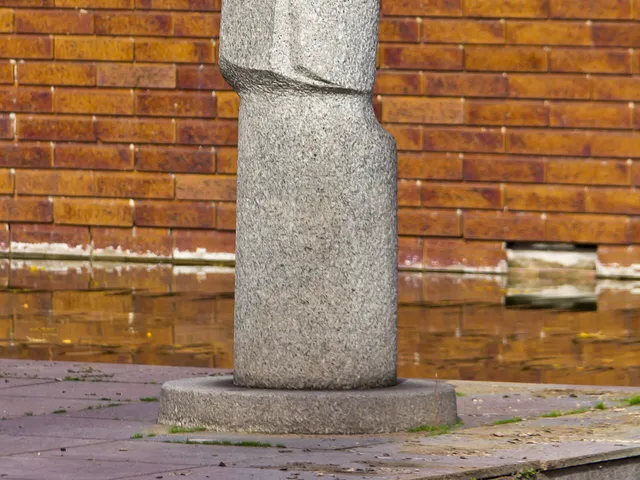 Fahne im Wind – Granitskulptur von Masayuki Nagare am Aachener Weiher