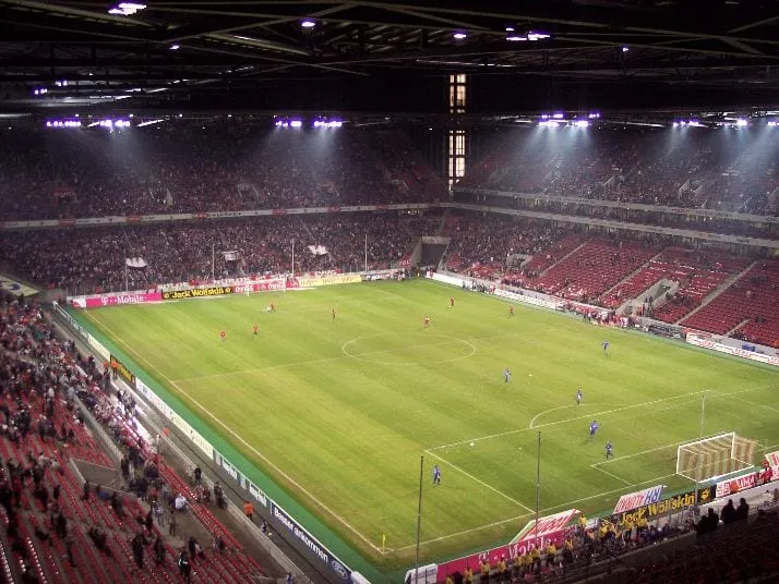 Innenraum des RheinEnergieStadions während eines Spiels mit voller Zuschauerbeteiligung (1. FC Köln vs. Karlsruher SC, 14. Februar 2005)