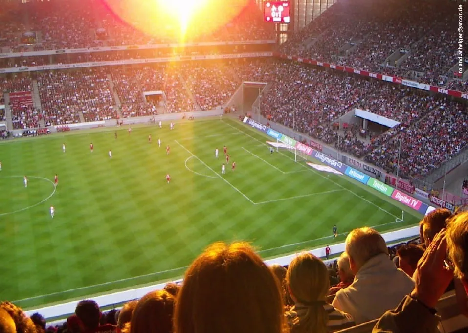 Atmosphäre im RheinEnergieStadion während eines Freundschaftsspiels zwischen 1. FC Köln und Bayern München (31. Juli 2007)
