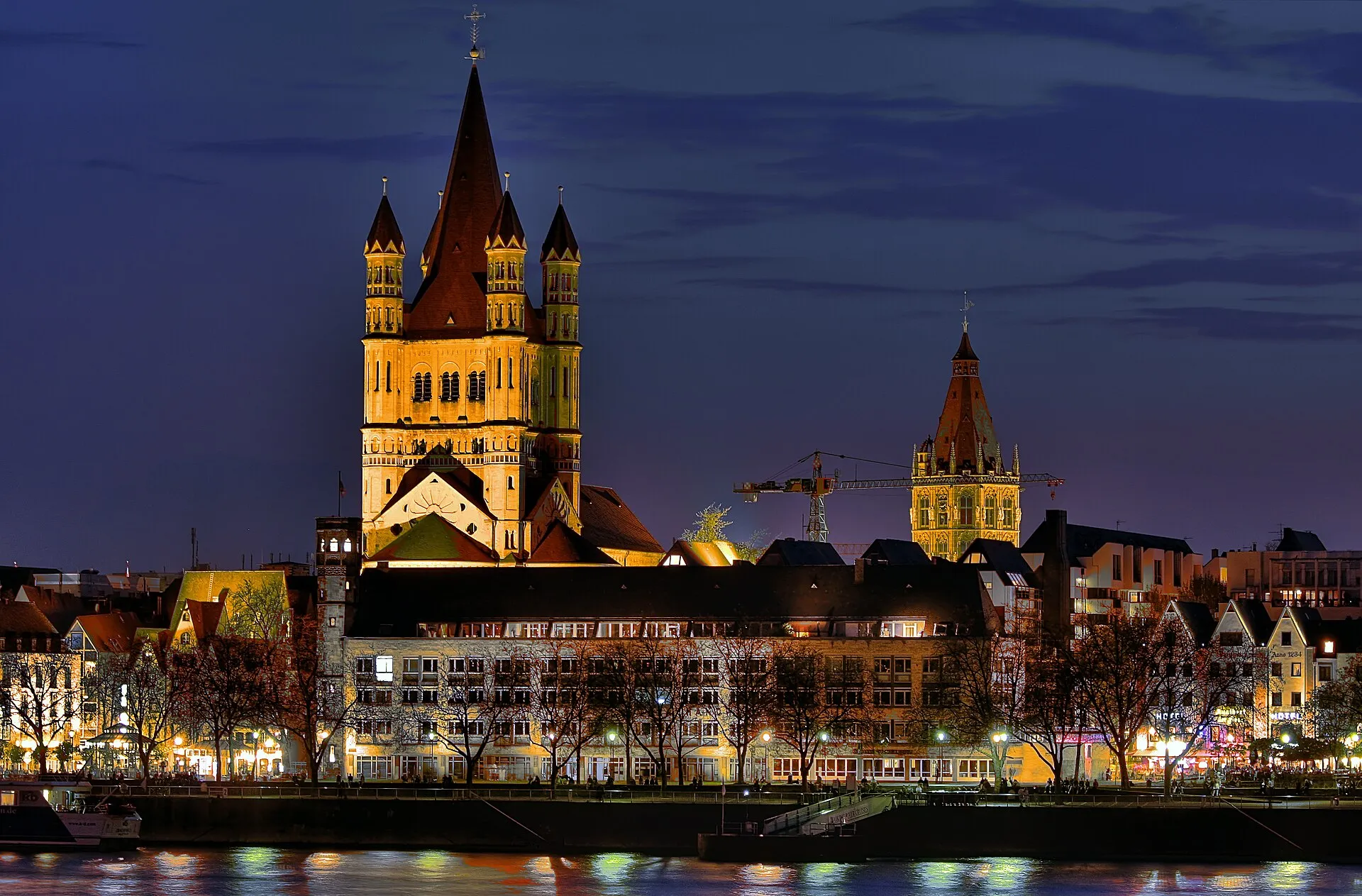 Kölner Altstadt in der Abenddämmerung. Von links nach rechts: Groß St. Martin, Stapelhaus, Rathausturm, Fischmarkt