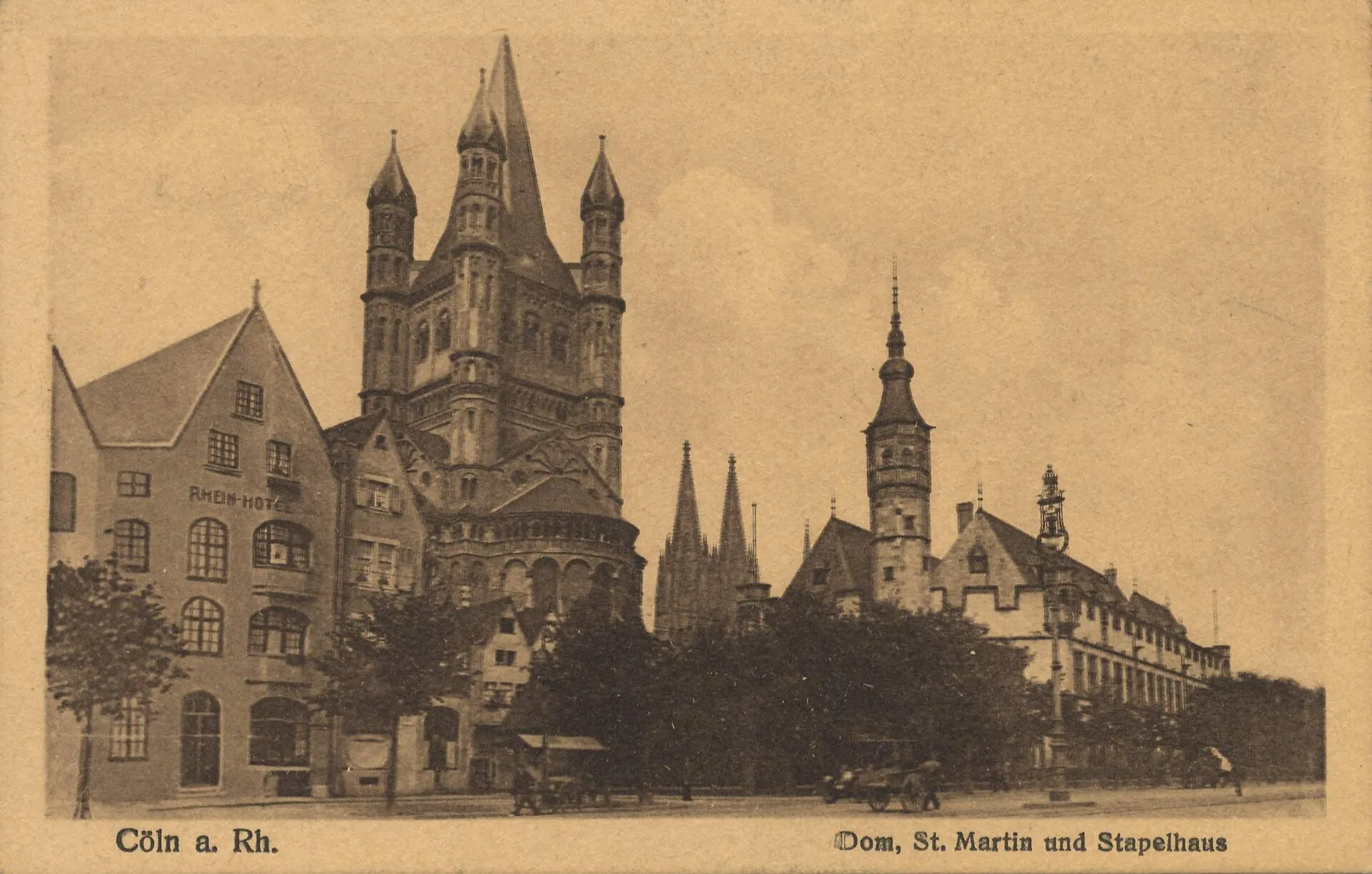 Köln, Fischmarkt mit der romanischen Kirche Groß St. Martin und dem mittelalterlichen Stapelhaus zur rechten. Im Hintergrund der Kölner Dom. Postkarte um 1900.