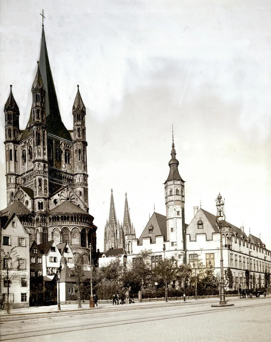 Köln, Fischmarkt mit der romanischen Kirche Groß St. Martin und dem mittelalterlichen Stapelhaus zur rechten. Im Hintergrund der Kölner Dom. Ansicht um 1900.