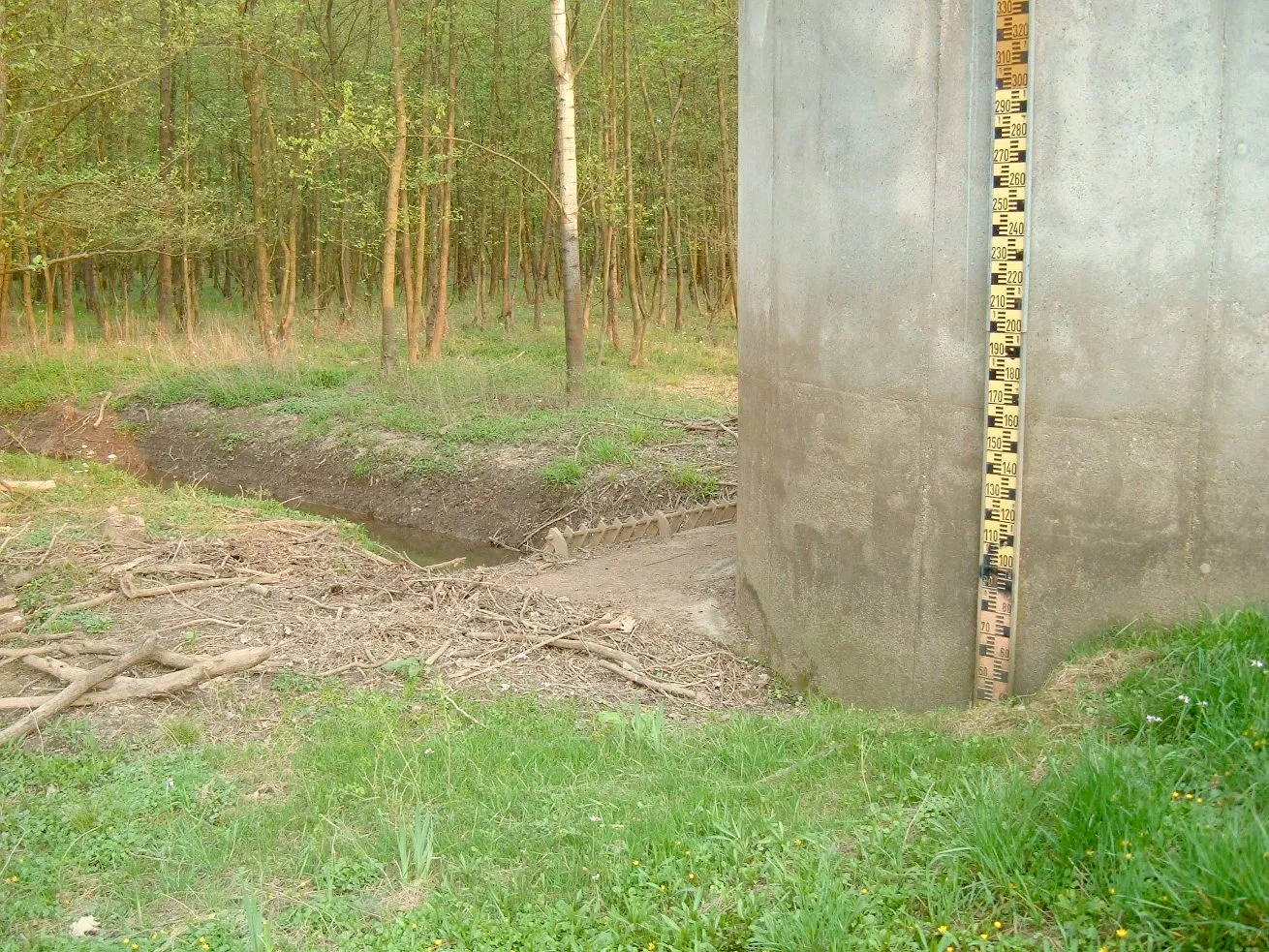 Flehbachdamm and the stream Flehbach in South-East of Cologne.