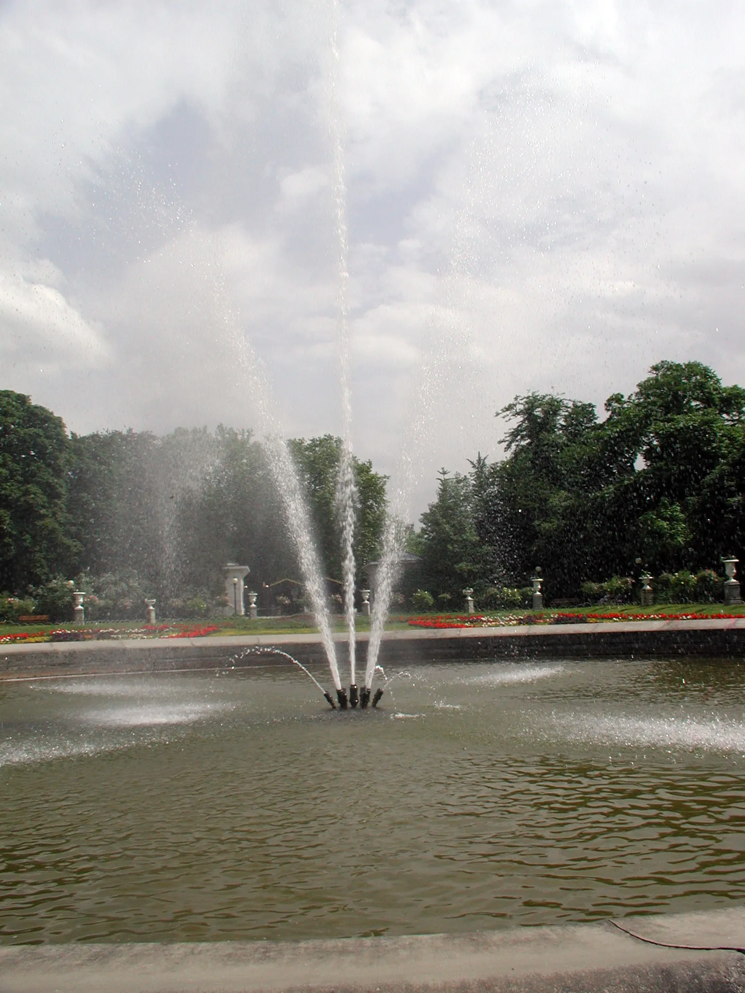Flora Köln, Hauptbrunnen, seitlich rechts