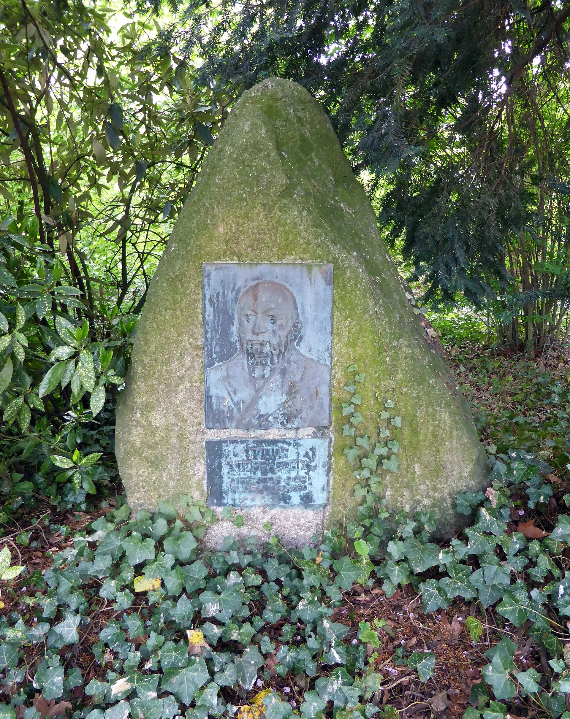 Gedenkstein für Julius Niepraschk, Gründungsdirektor der Flora (Köln) von 1862 bis 1890.