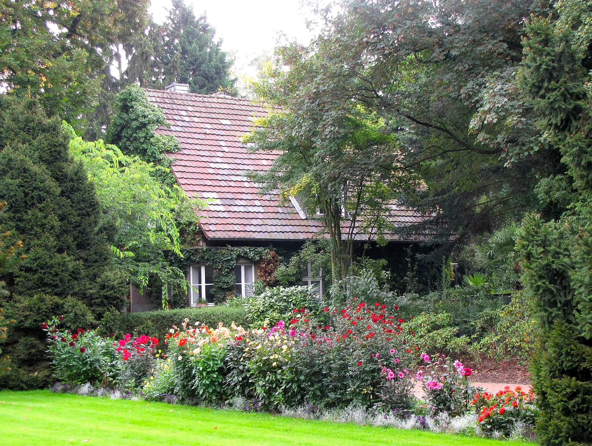 Flora Köln: Wohnhaus des Gartendirektors des ehem. Botanischen Gartens; landhausartig erbaut 1914 im Reformstil. Von Mitarbeitern im Botanischen Garten "Hexenha