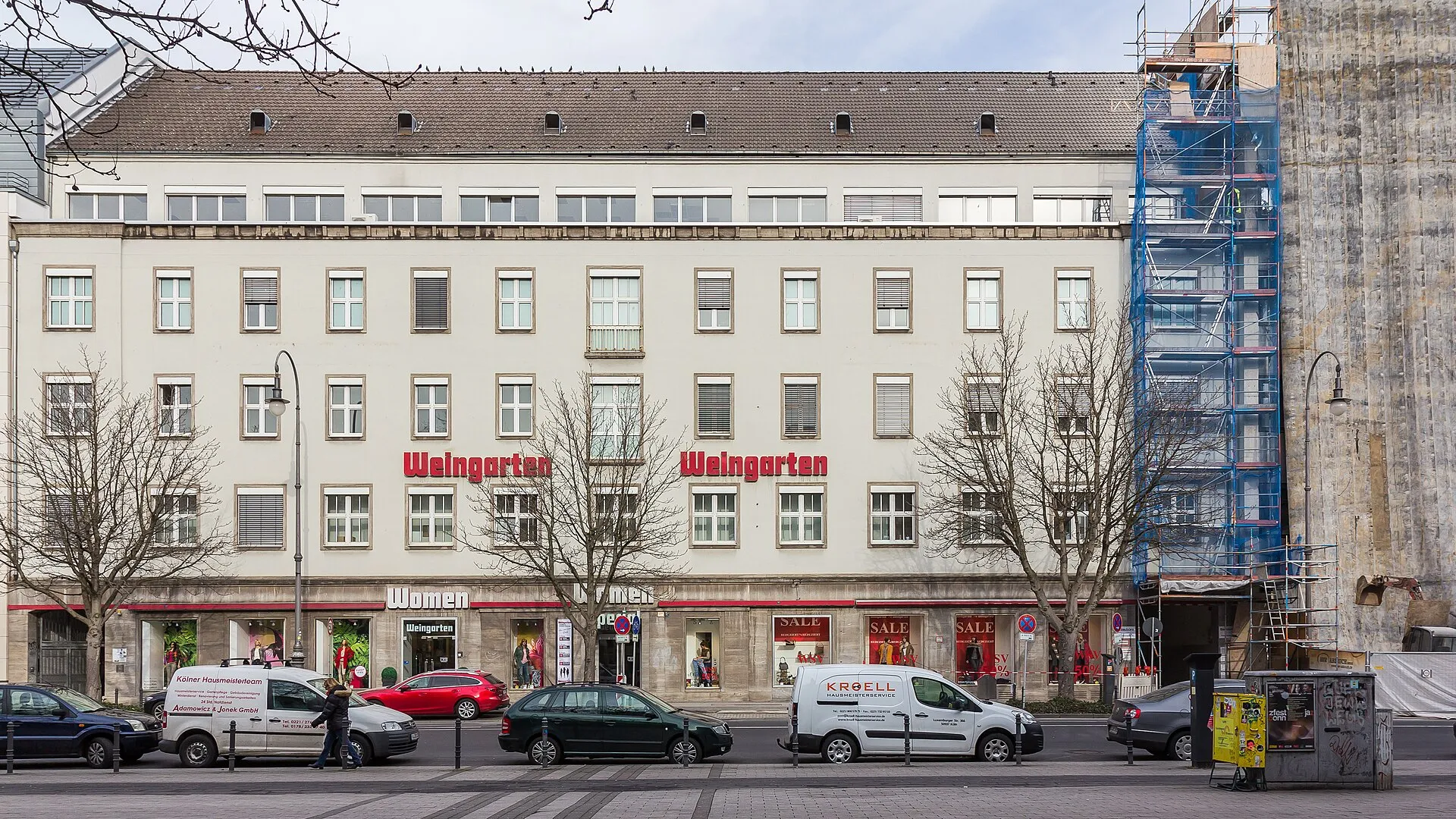 Wohn- und Geschäftshaus Friesenplatz 10-14, Köln. Im Erdgeschoss befanden sich die Verkaufsräume von Weingarten "Women" und "Women special". Das Haus wurde Anfa