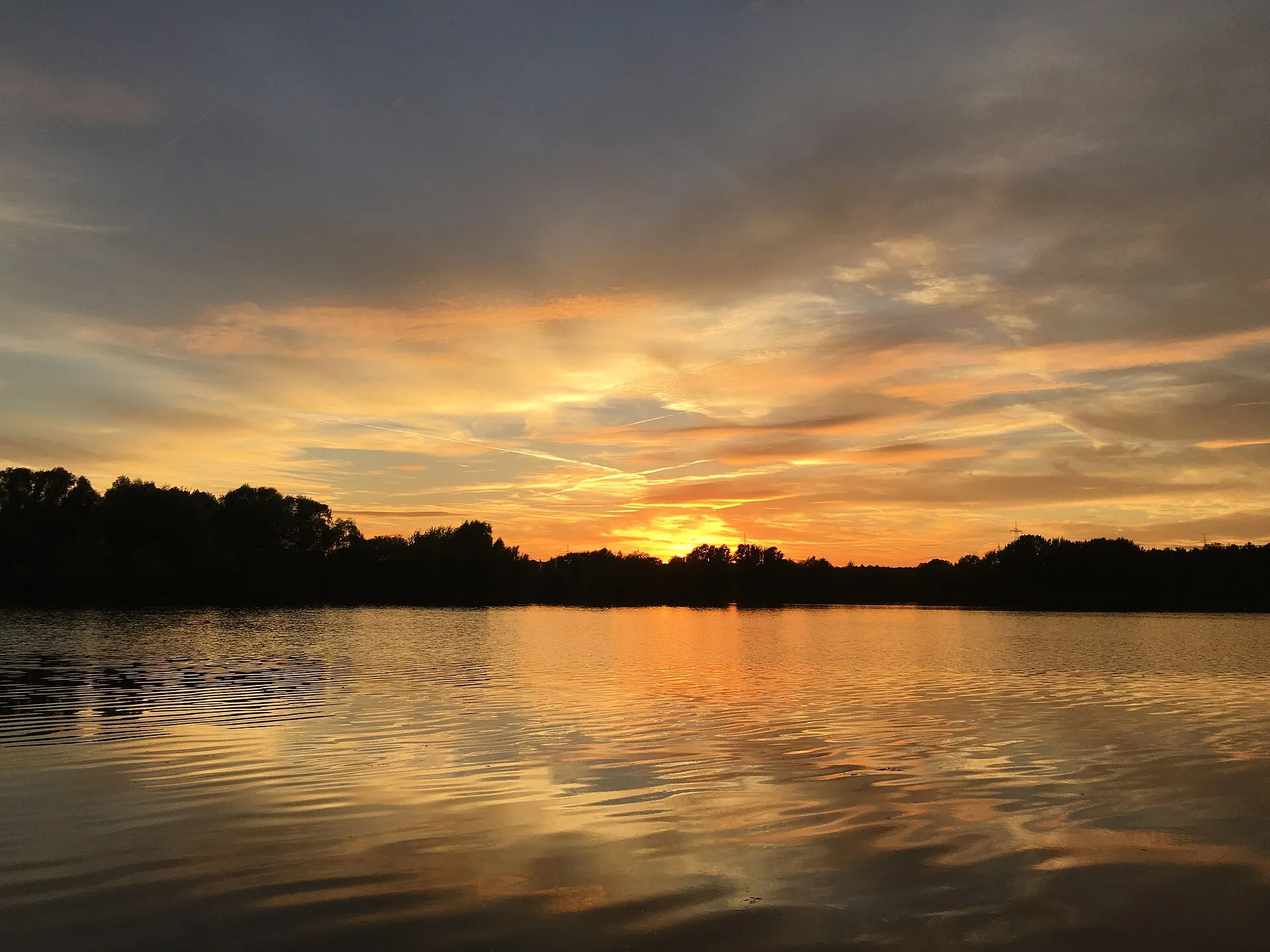 Sonnenuntergang am Fühlinger See im Landschaftsschutzgebiet „Fühlinger See und Freiraum östlich Fühlingen“ in Köln