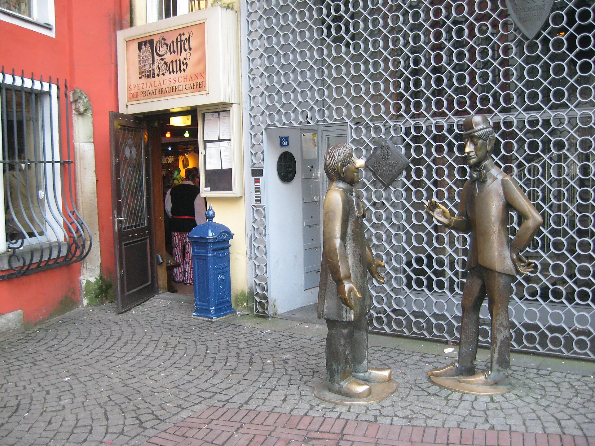 Denkmal "Tünnes und Schäl" neben dem Brauhaus Gaffel, Hintereingang (Köln)